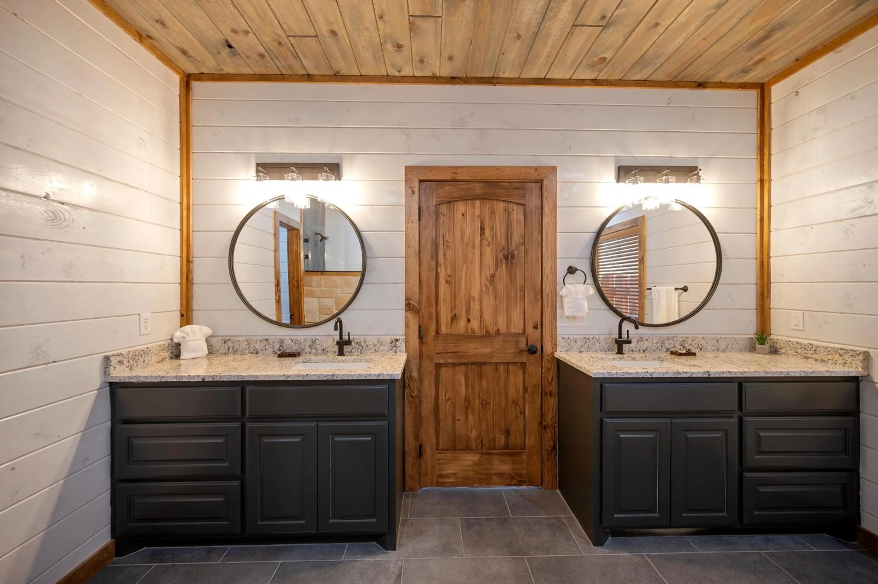 Brand New Sunrise Retreat 2 Bedroom Sleeps 8, 2 Decks, Hot Tub, Firepit