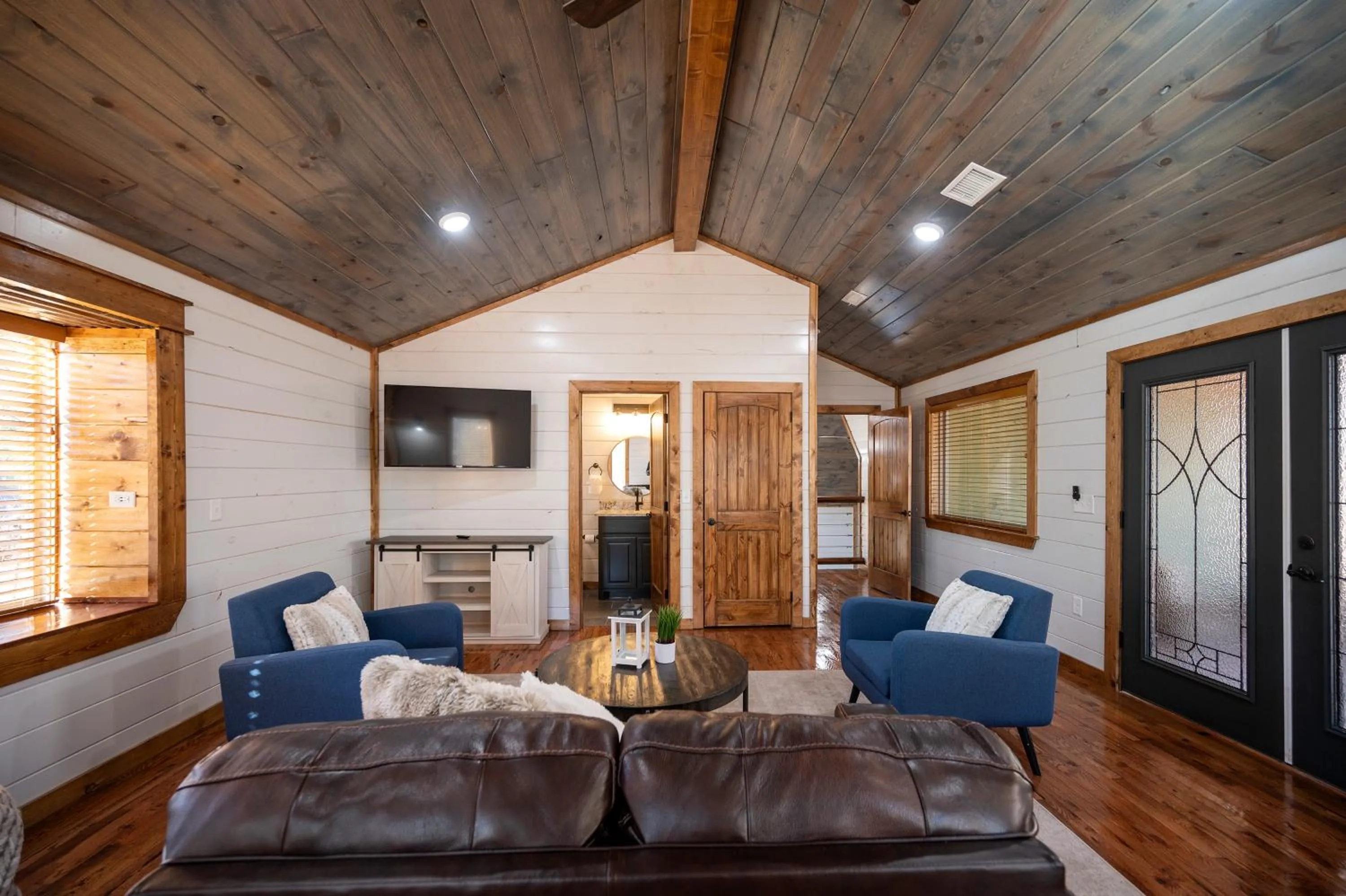 Brand New Sunrise Retreat 2 Bedroom Sleeps 8, 2 Decks, Hot Tub, Firepit