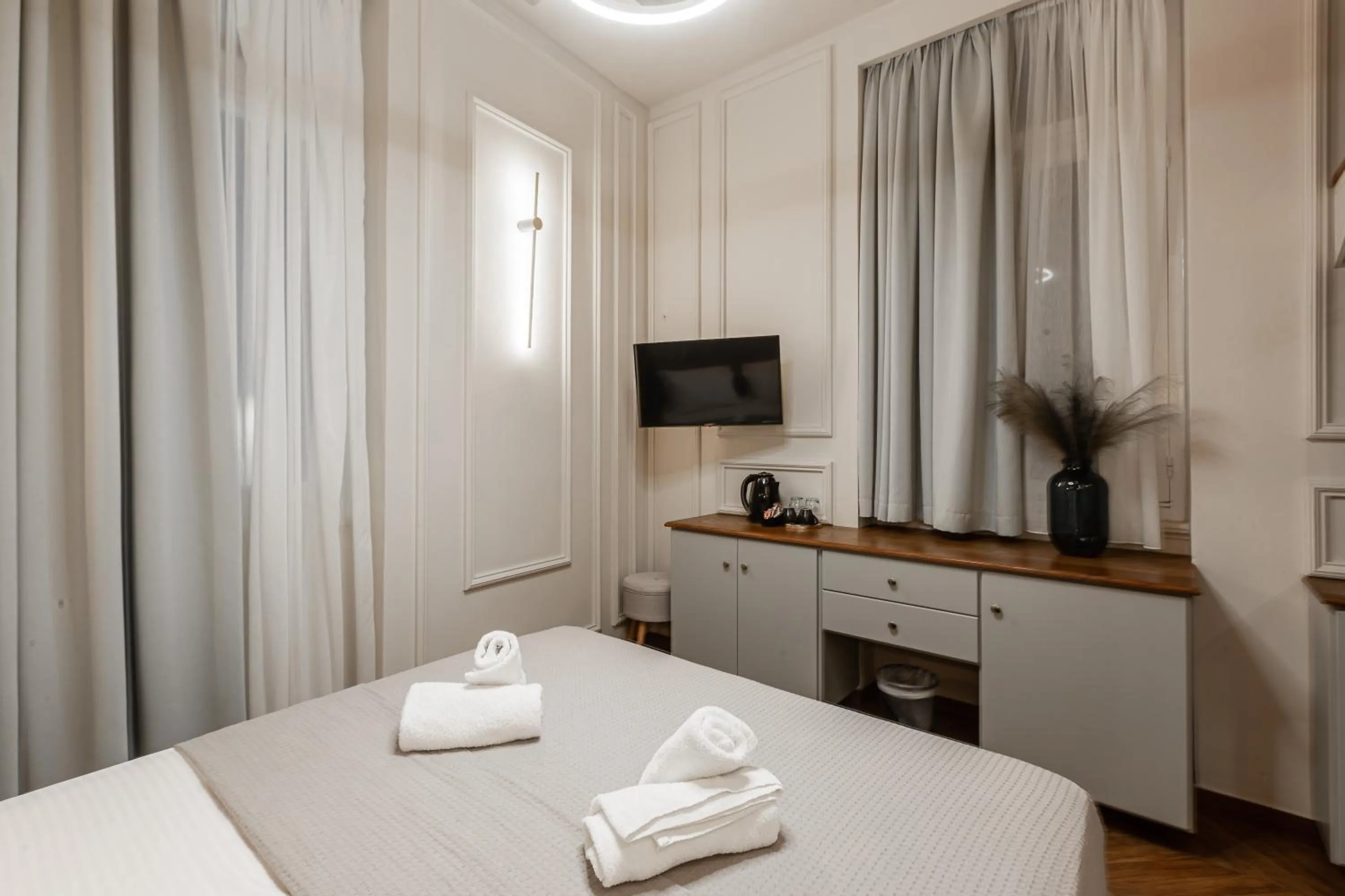 Bed in King Othon Boutique Hotel