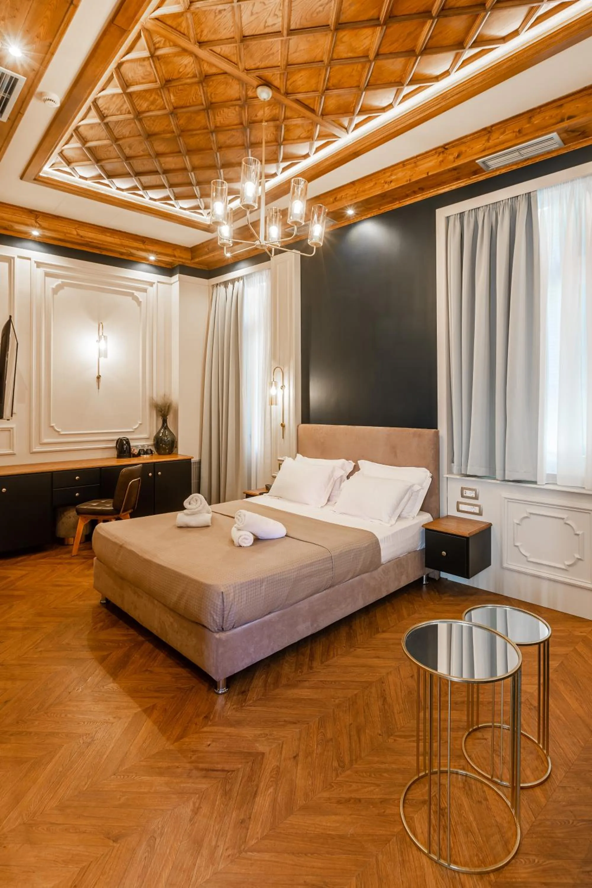 Bed in King Othon Boutique Hotel