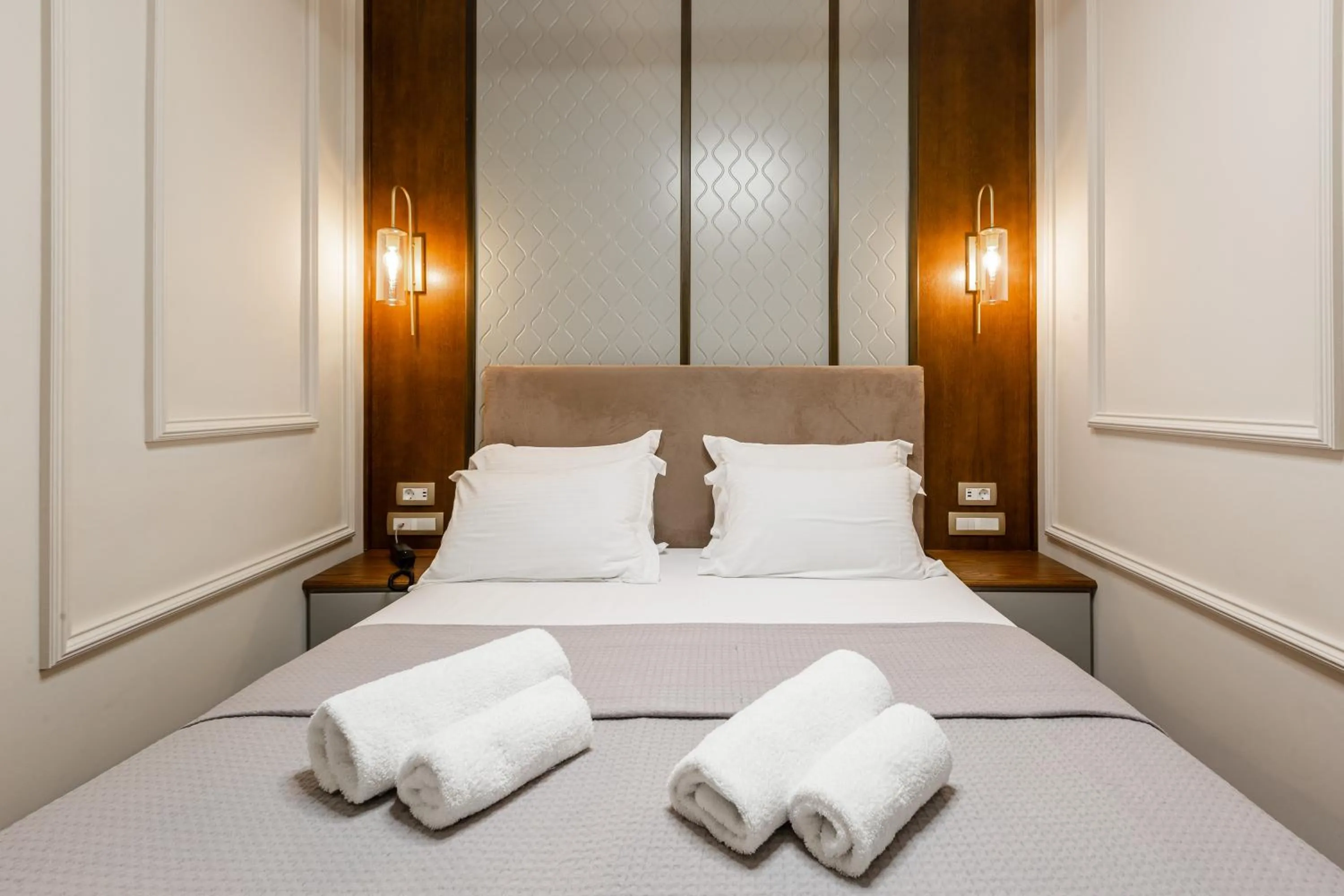 Bed in King Othon Boutique Hotel