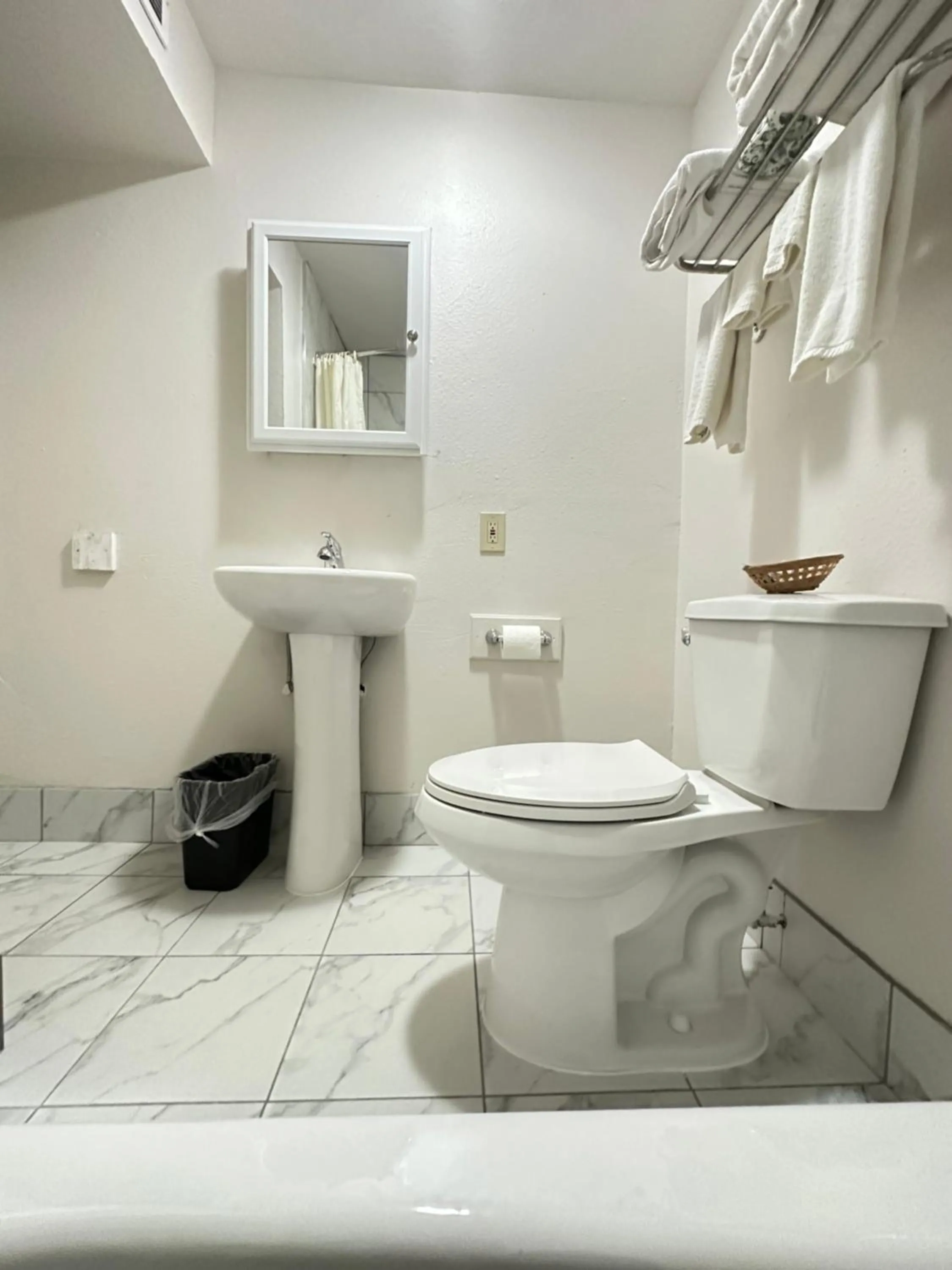 Bathroom in Llano Motel