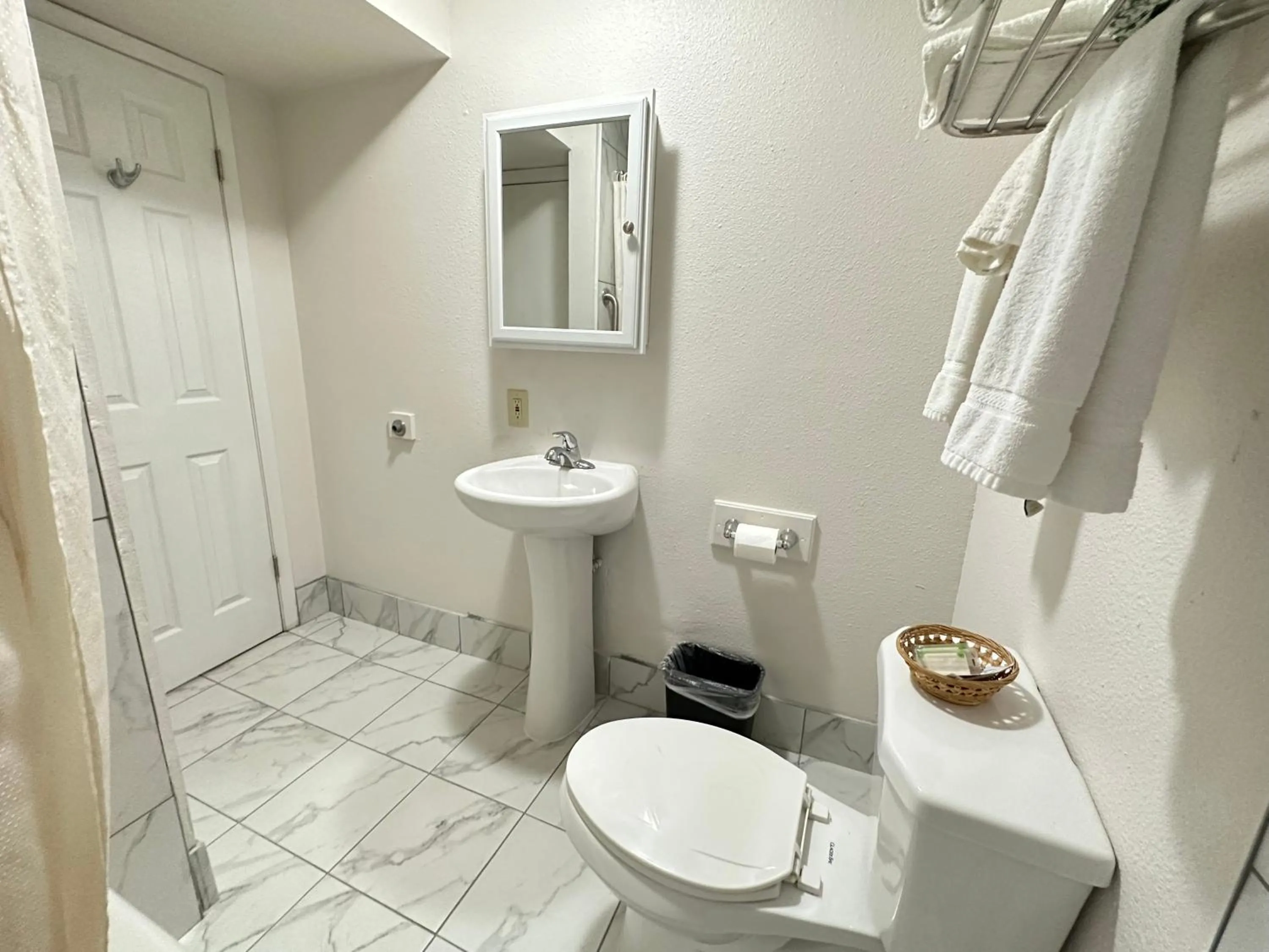 Bathroom in Llano Motel