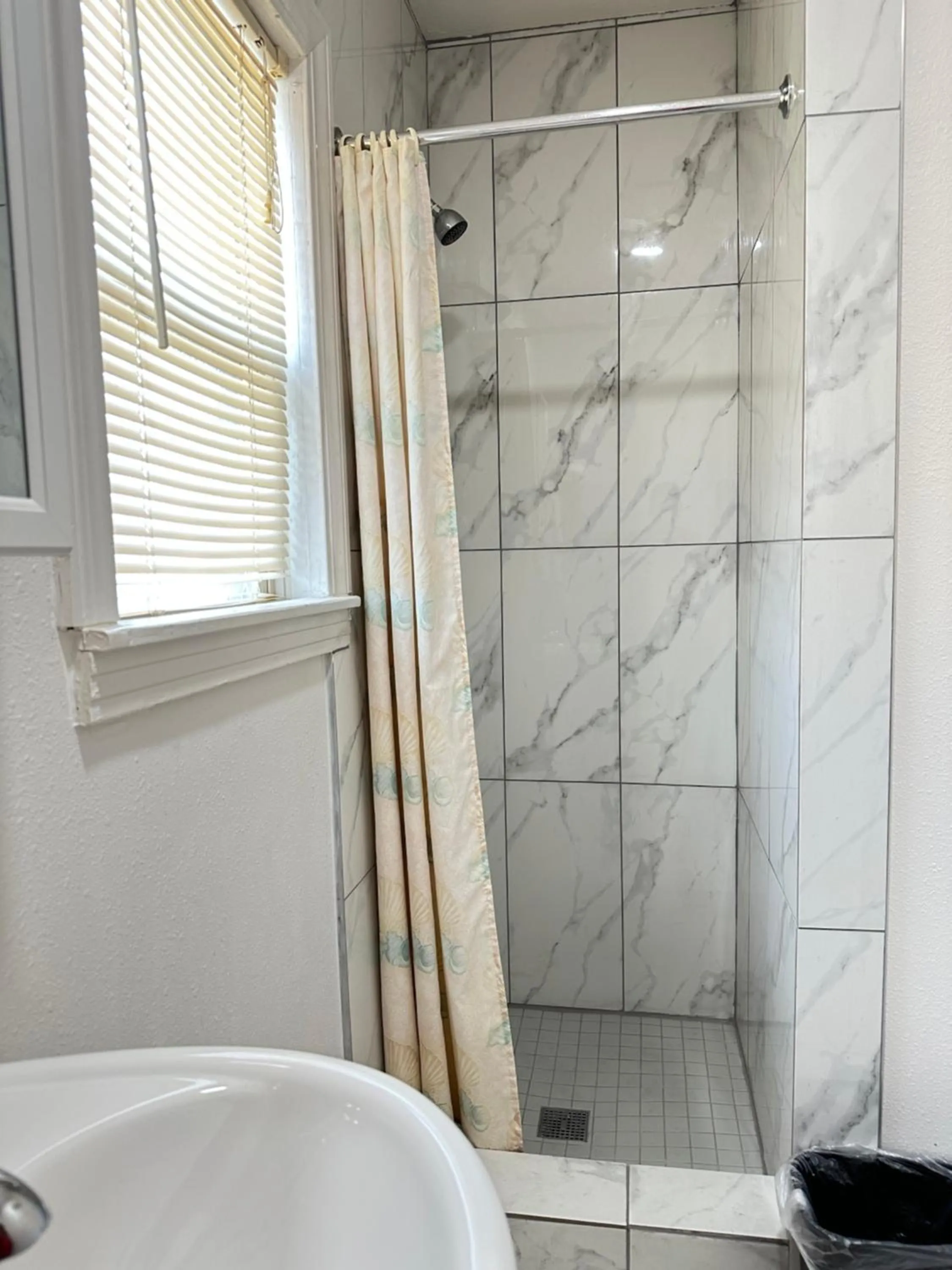 Bathroom in Llano Motel