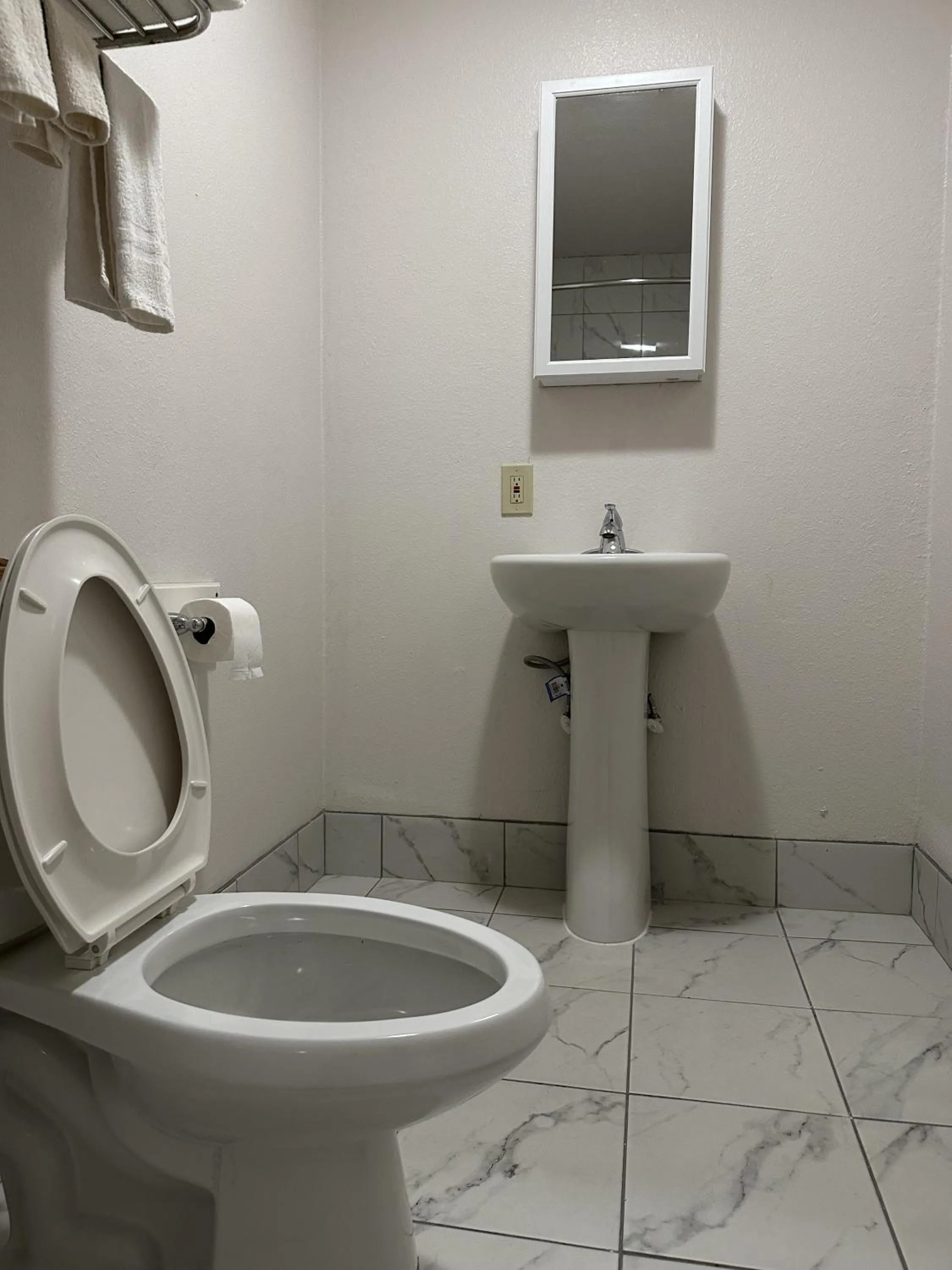 Bathroom in Llano Motel