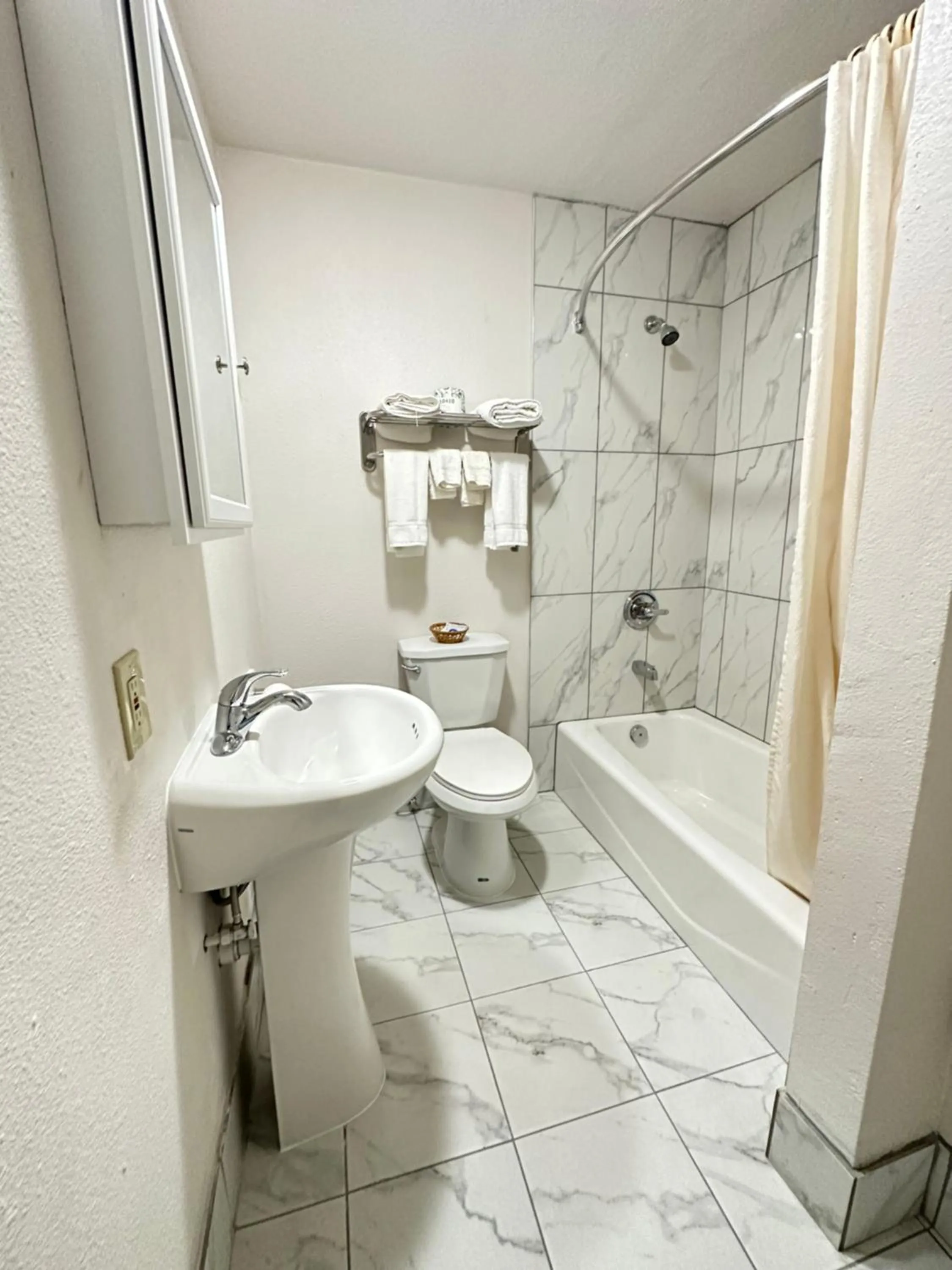 Bathroom in Llano Motel