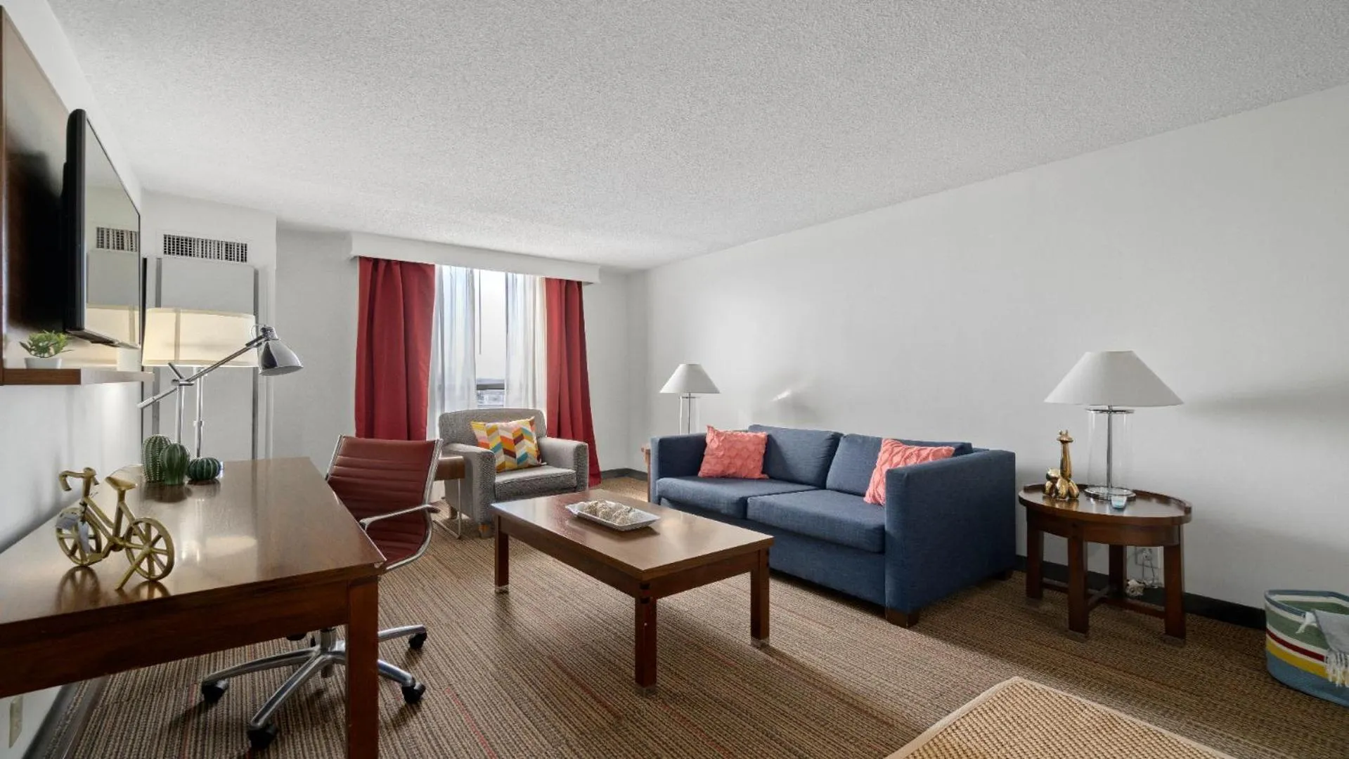 TV and multimedia in 315 LoSo Hotel Airport