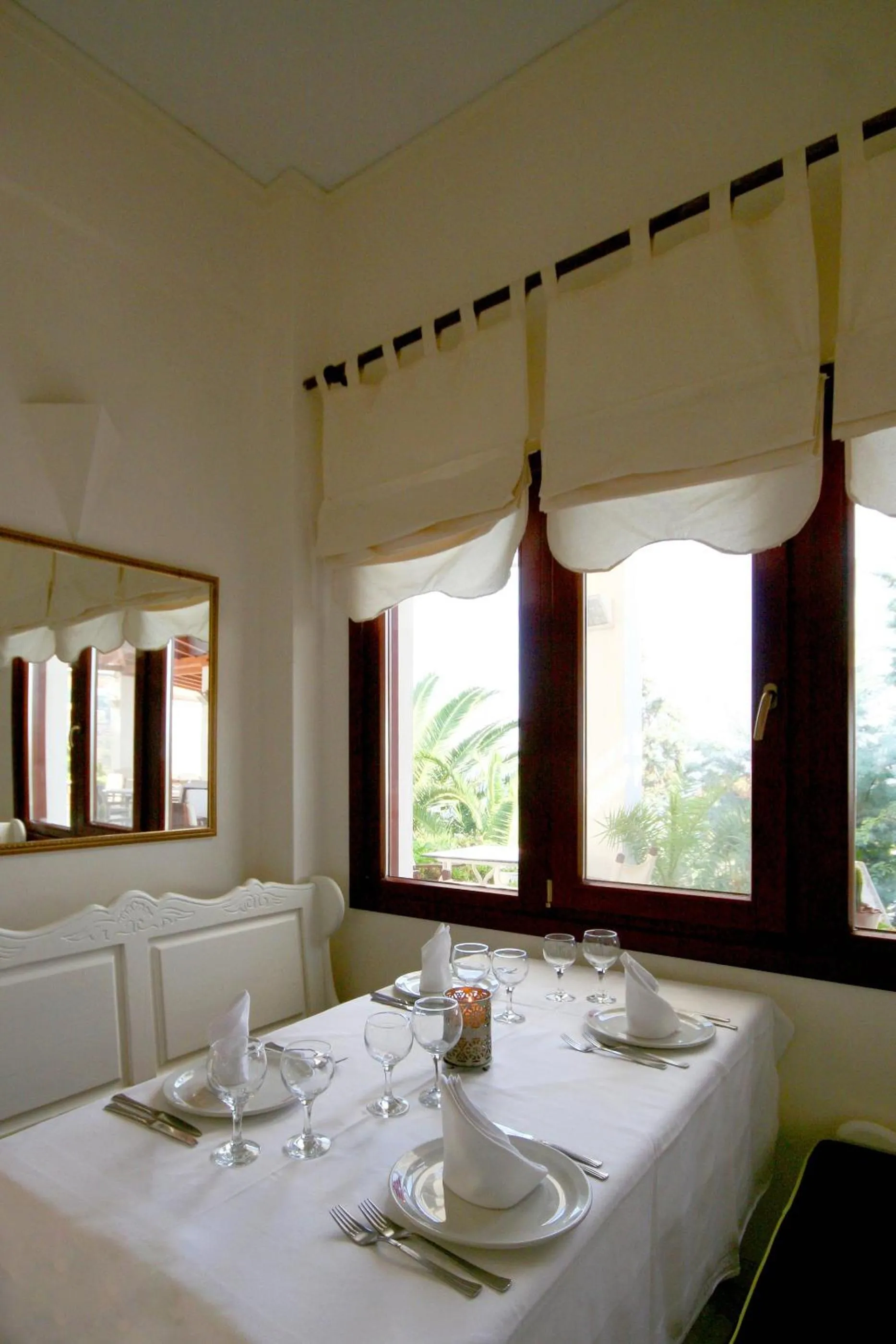 Restaurant/places to eat in Clara Resort