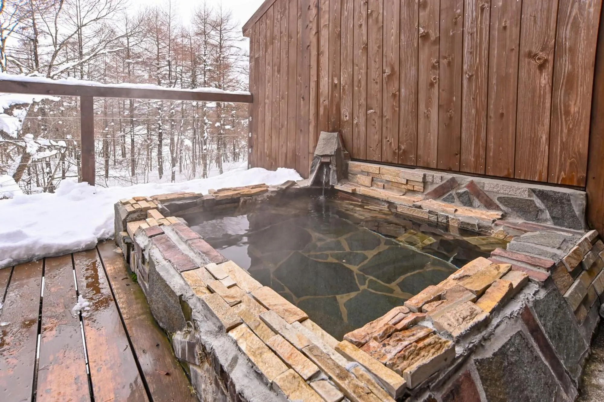 Open Air Bath in Lake side inn Beehive