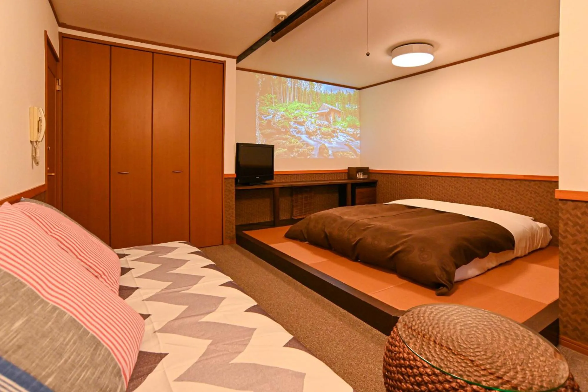 Bed in Lake side inn Beehive