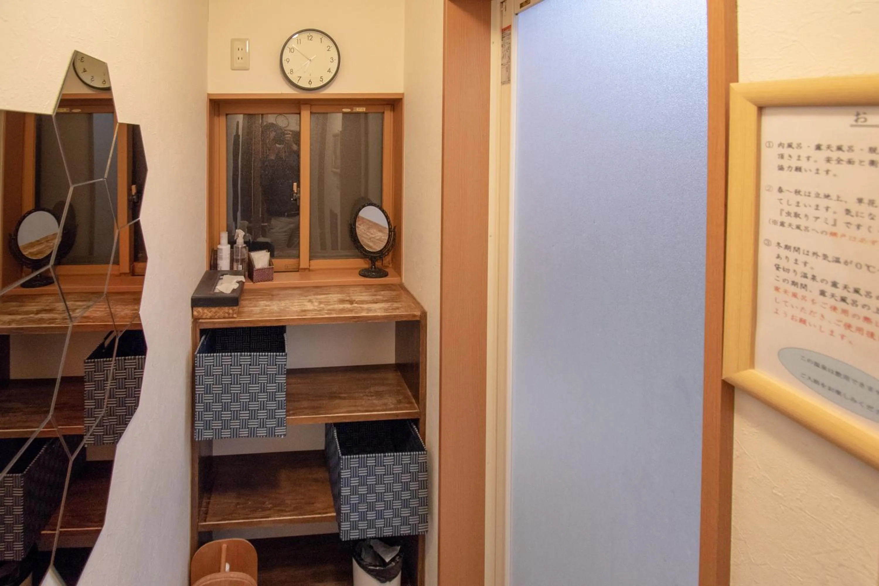 Lake side inn Beehive