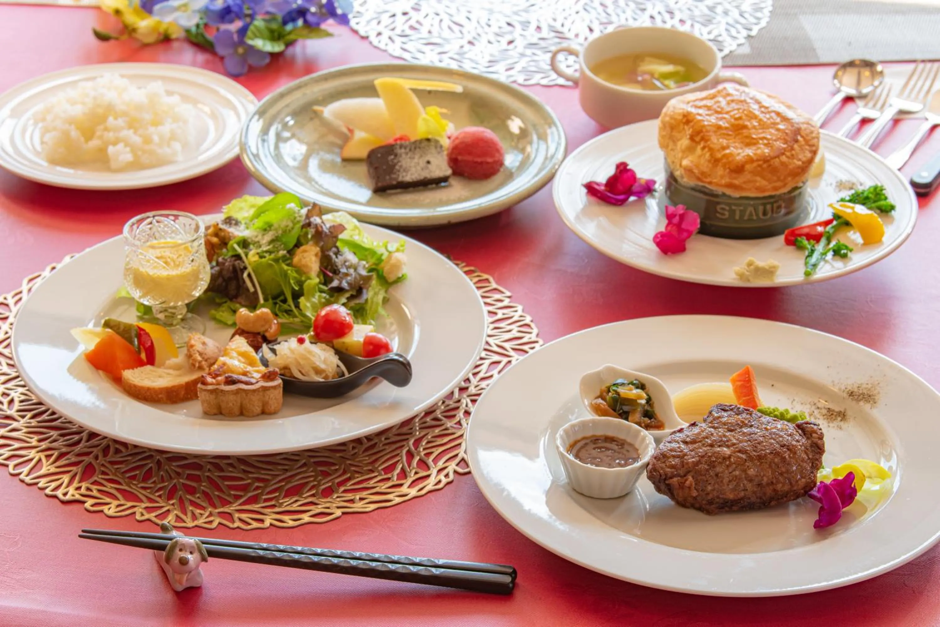 Food and drinks in Lake side inn Beehive