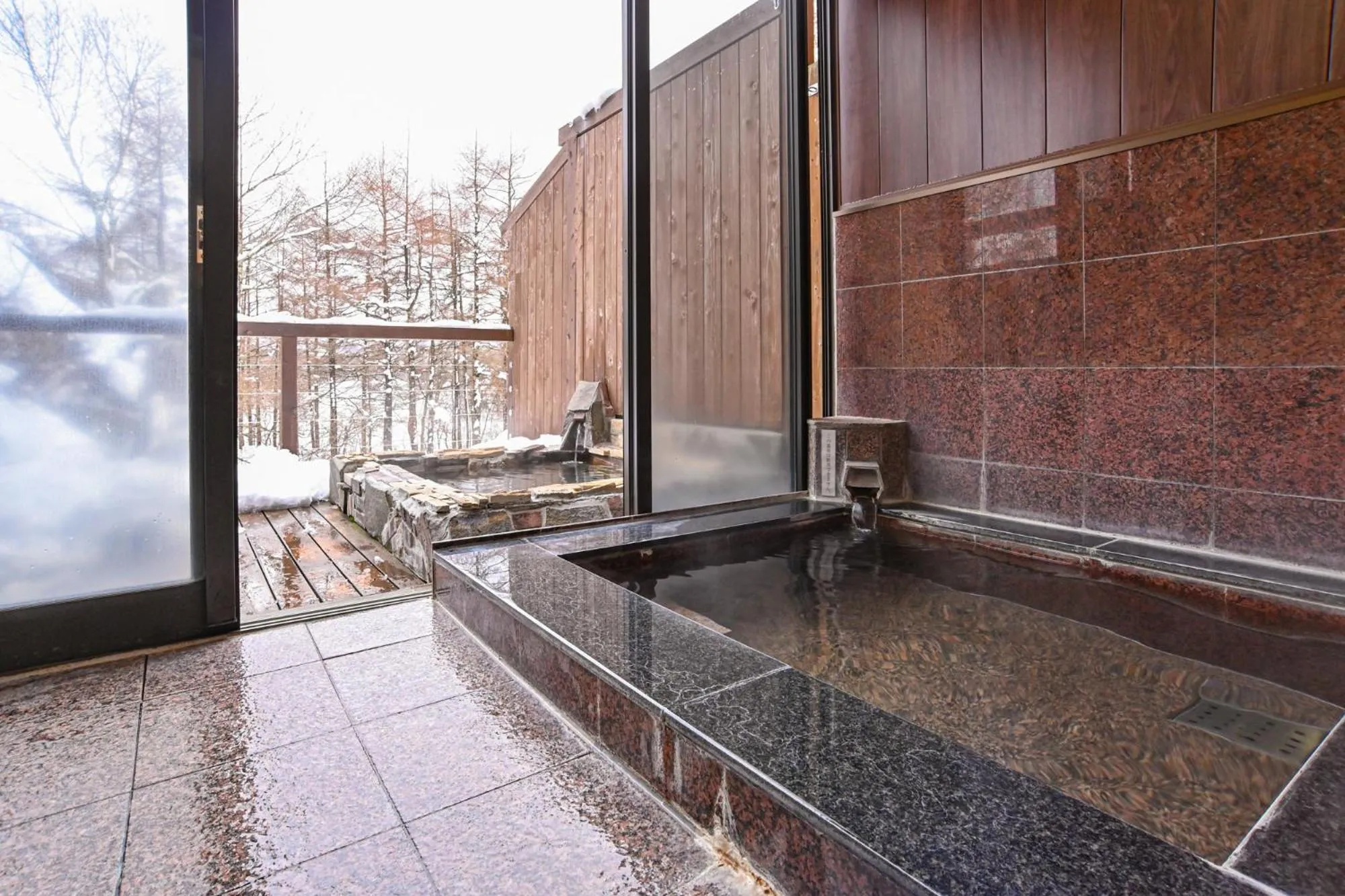 Hot Spring Bath in Lake side inn Beehive