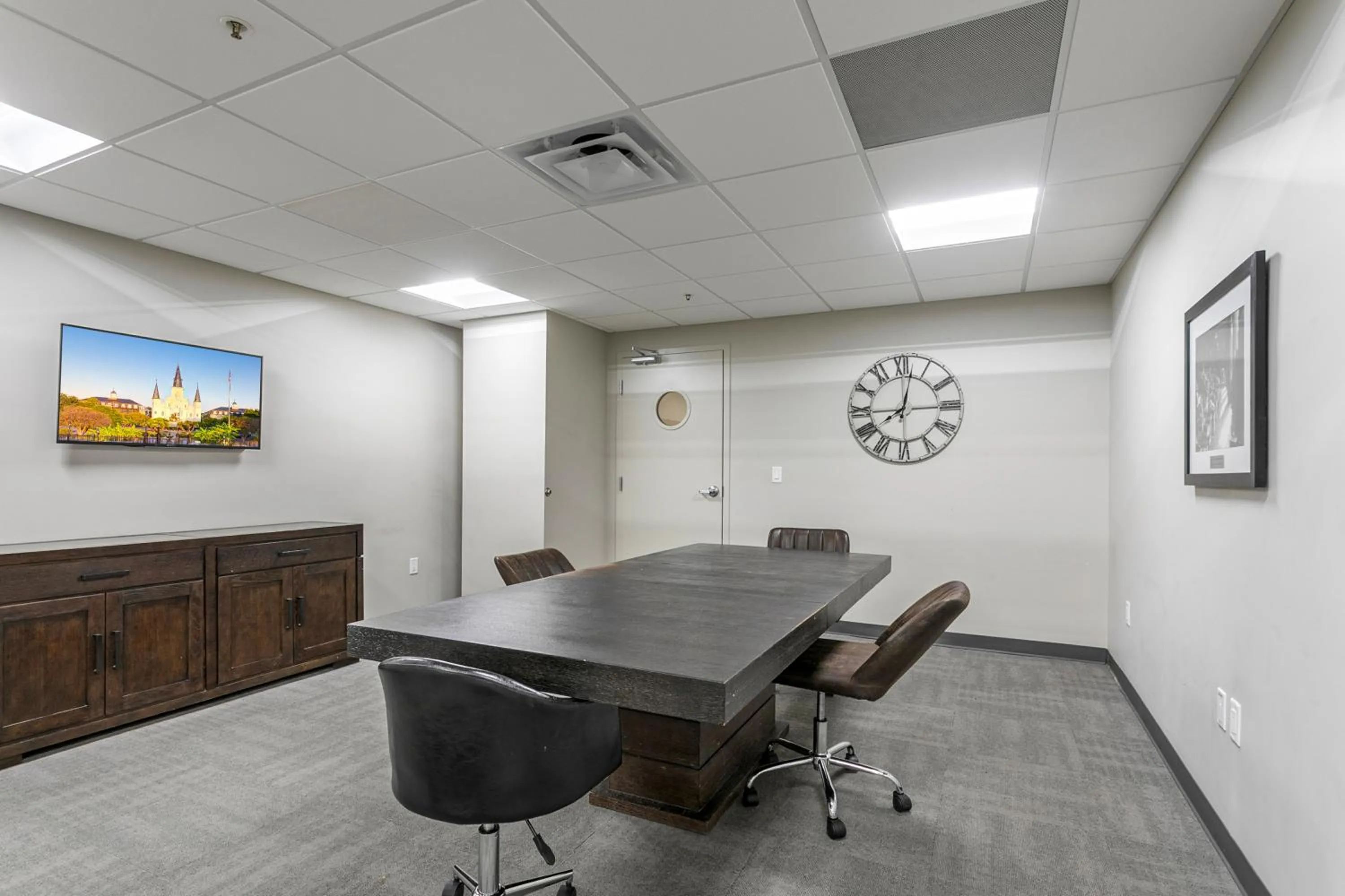 Business facilities in Spacious Modern Condo near French Quarter