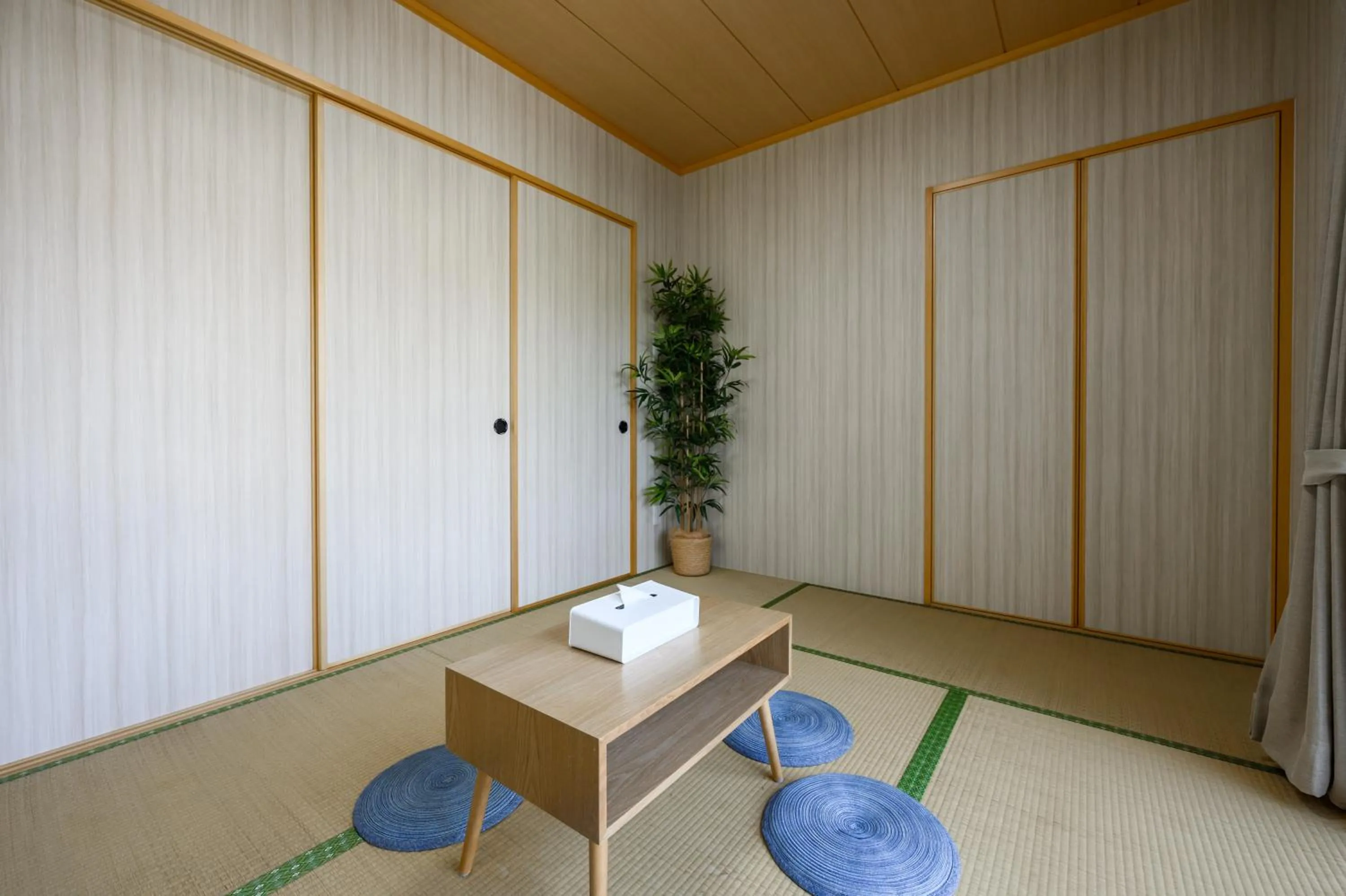 Seating area in Orange Line