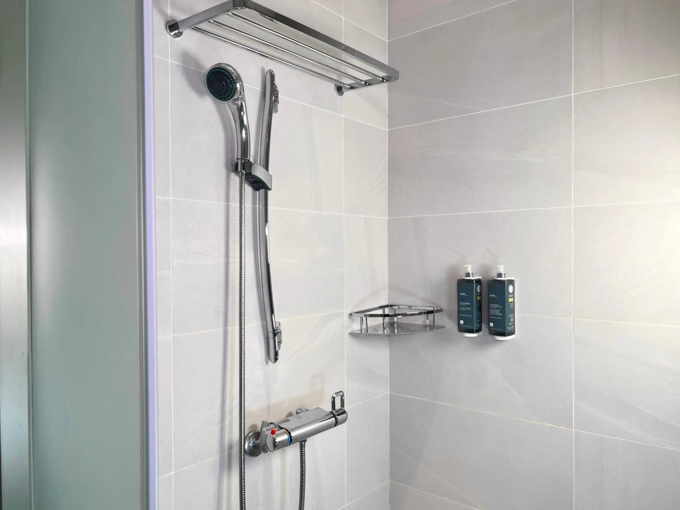 Shower in Boutech JianTan Hotel