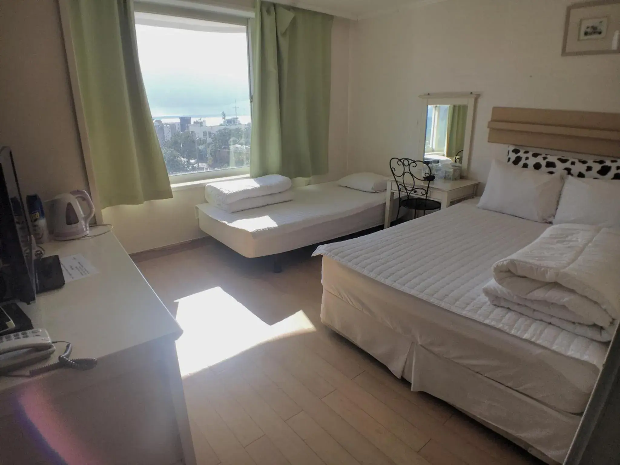 Deluxe Twin Room with Sea View in Hotel Good Inn Deluxe Twin Room with Sea View in Hotel Good Inn