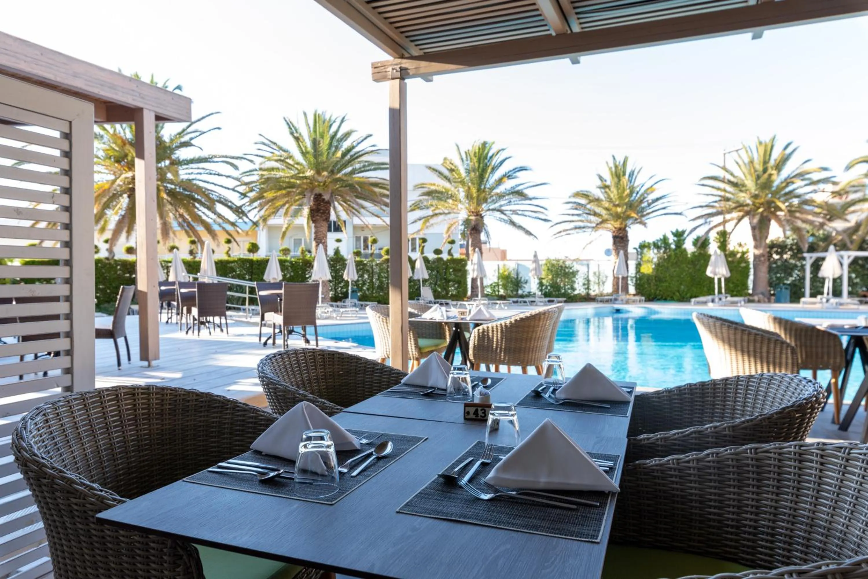 Restaurant/places to eat in Minos Hotel