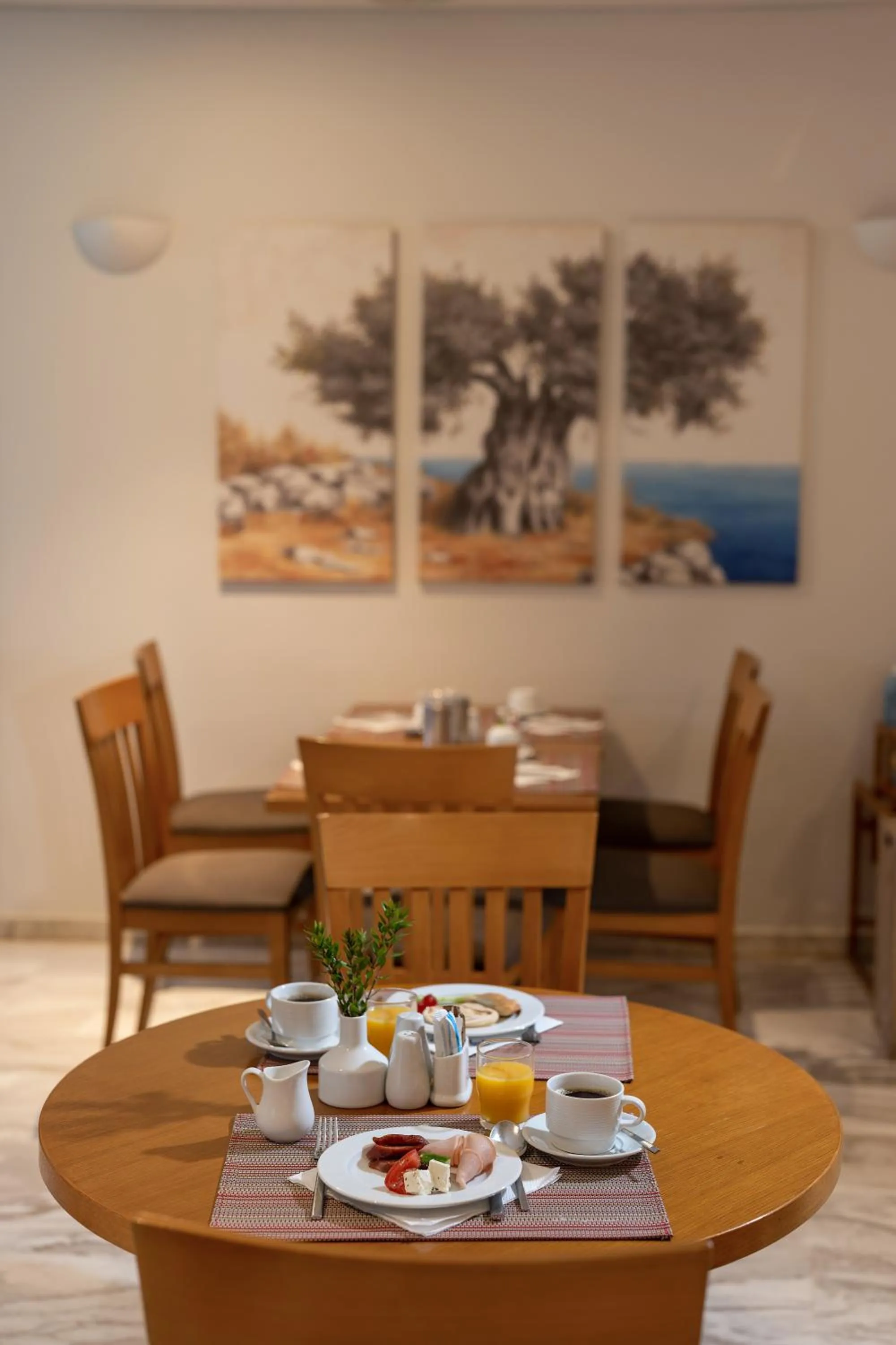 Restaurant/places to eat in Minos Hotel