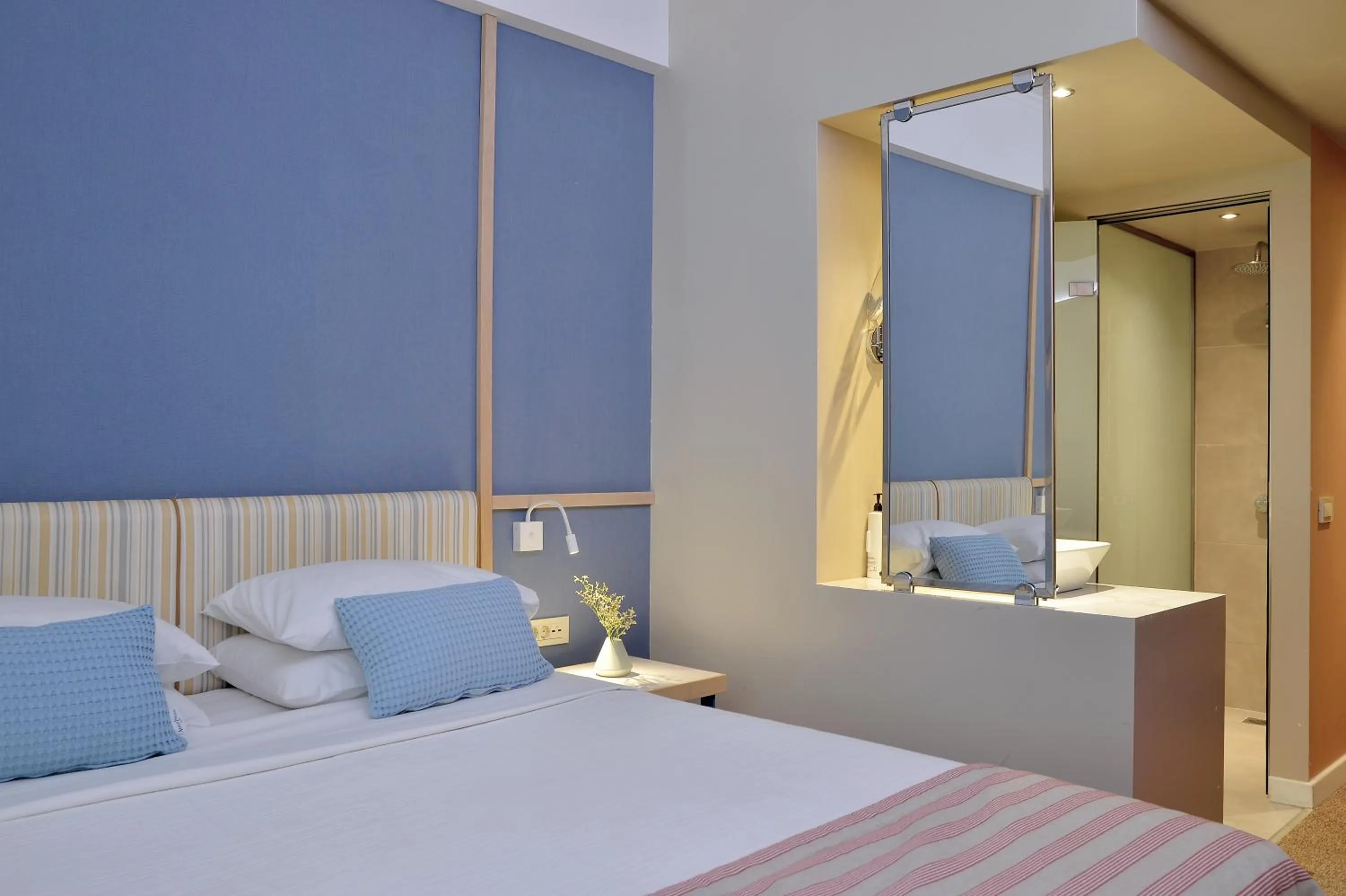 Shower, Bed in Airotel Alexandros