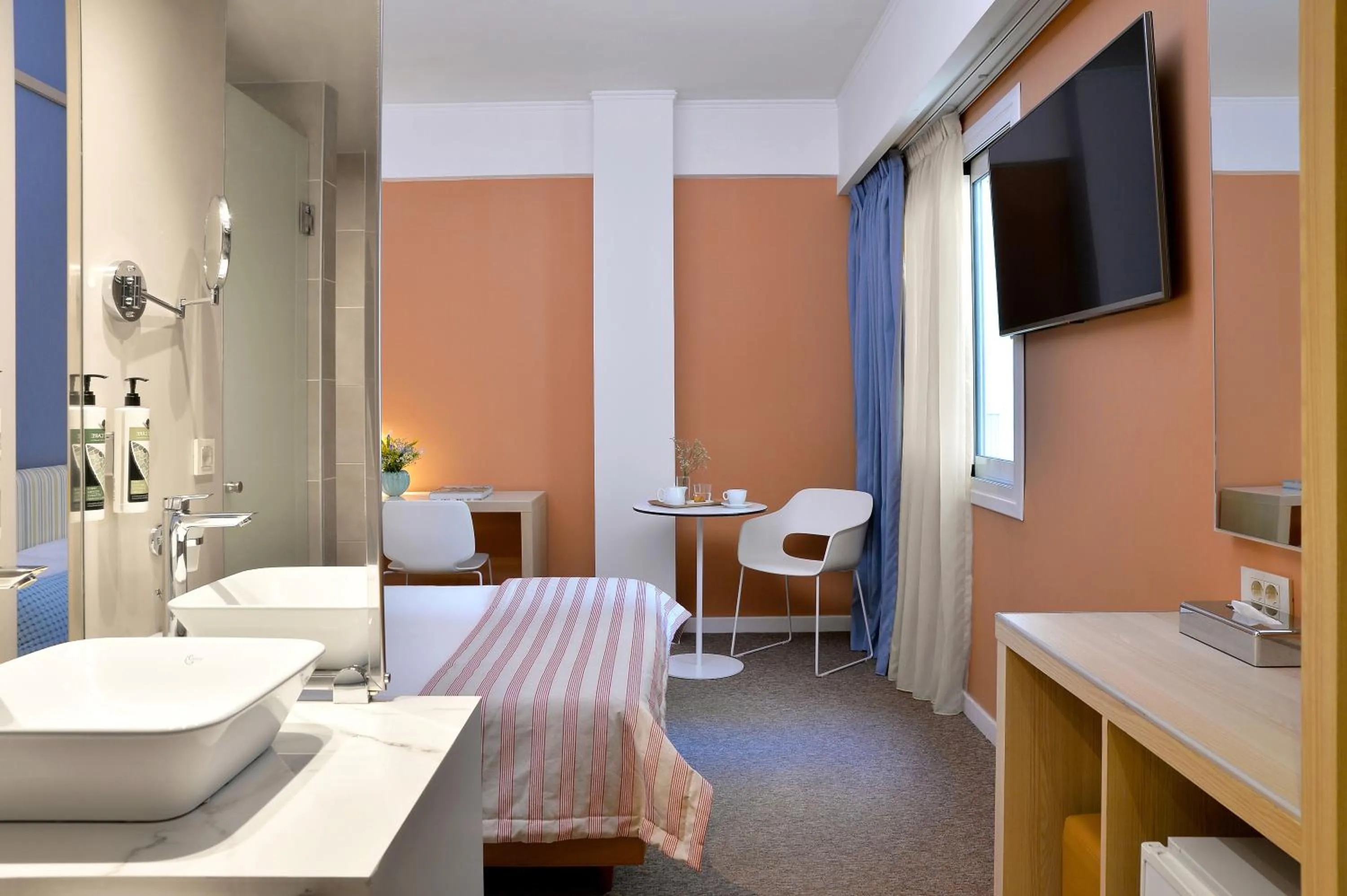 Bathroom, Bed in Airotel Alexandros