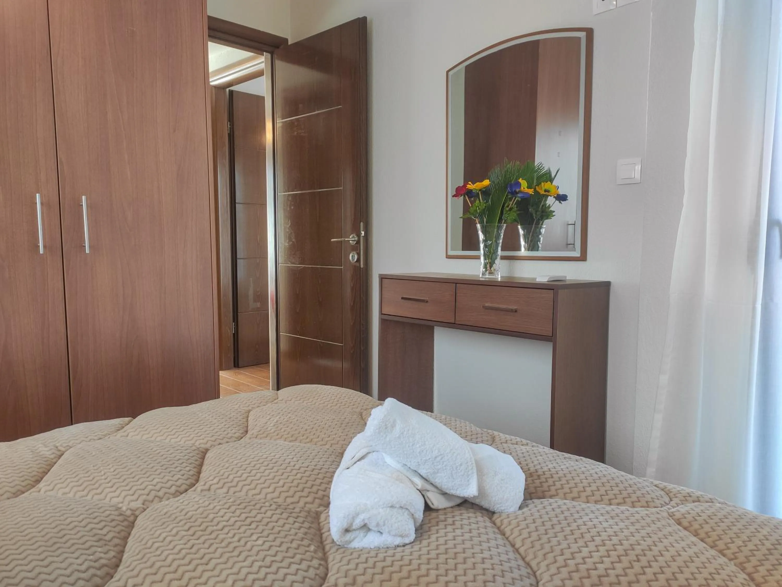 Photo of the whole room, Bed in Kashmir Luxury Apartments