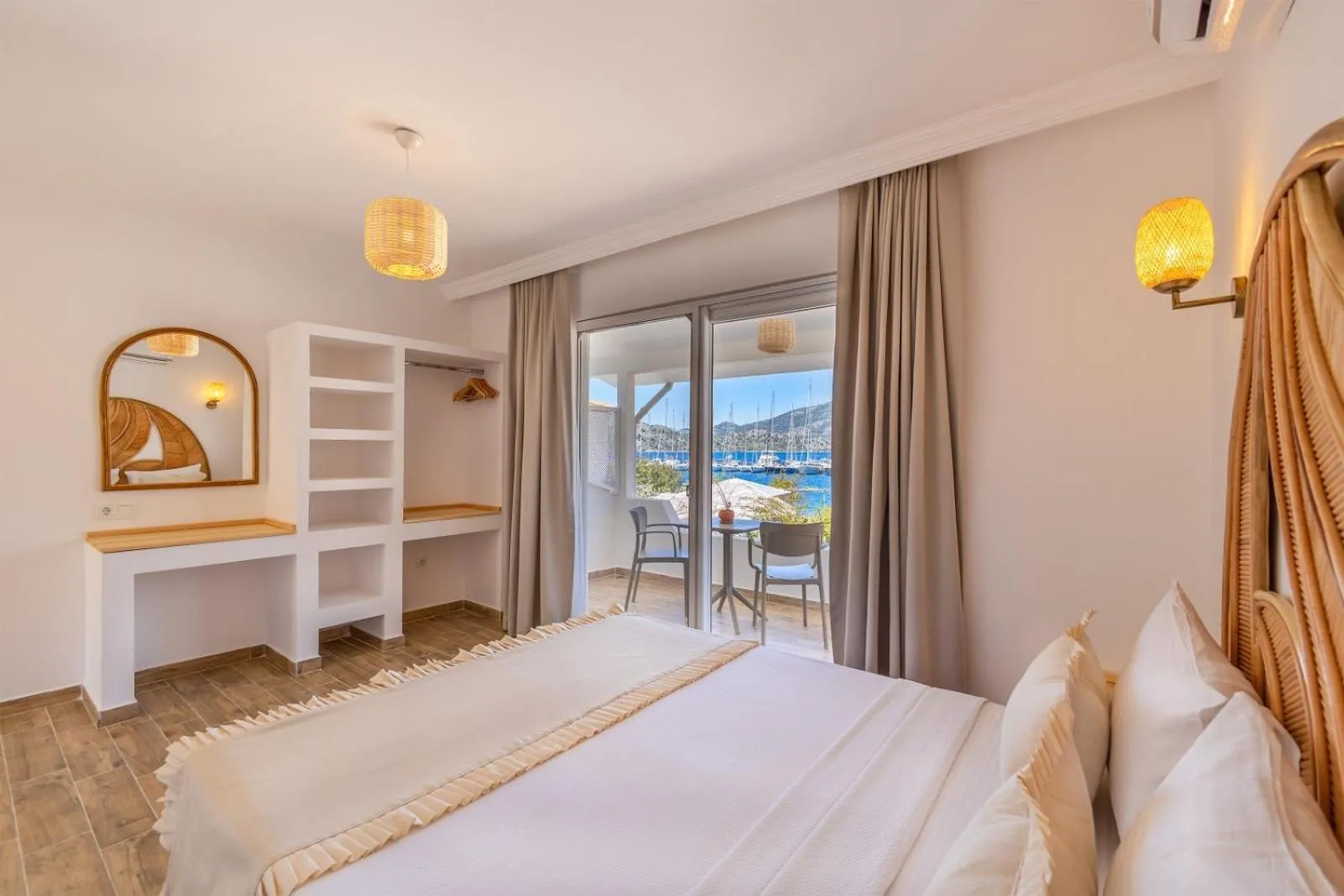 Photo of the whole room, Bed in Base Selimiye