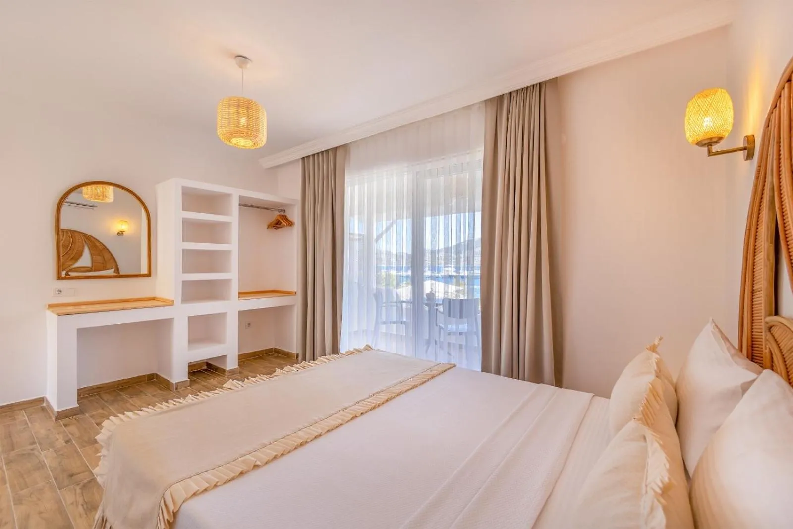 Photo of the whole room, Bed in Base Selimiye