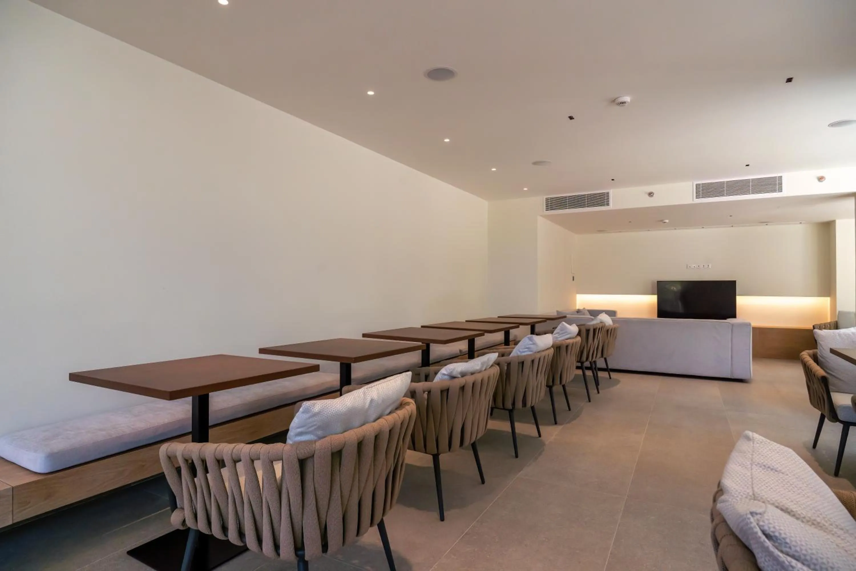 TV and multimedia in Emmantina Hotel