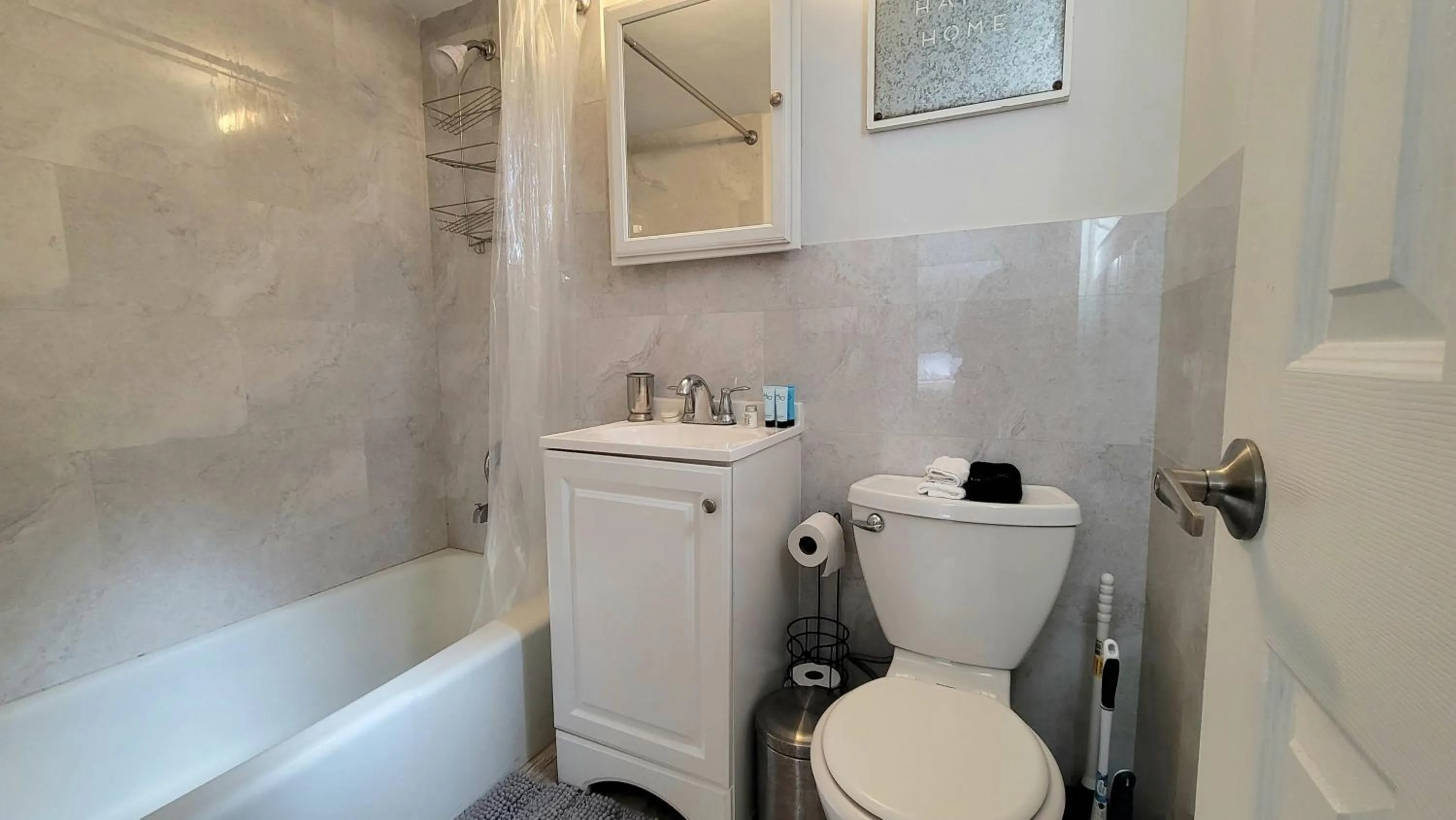 Shower in BEACHWAY INN