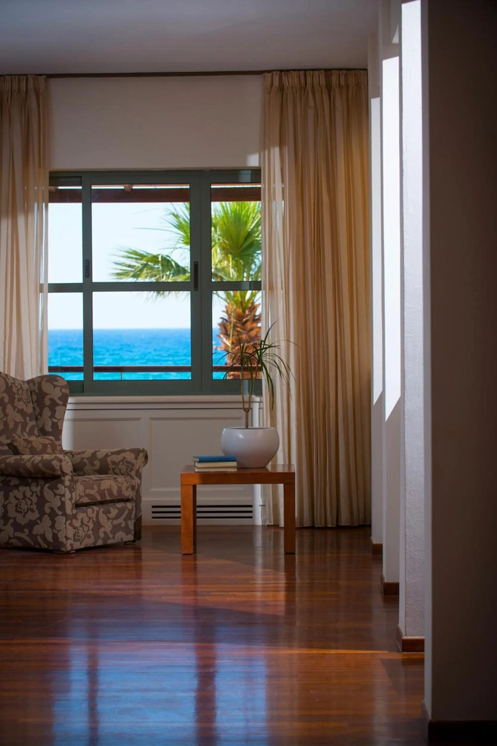 Lounge or bar in Bella Beach Hotel