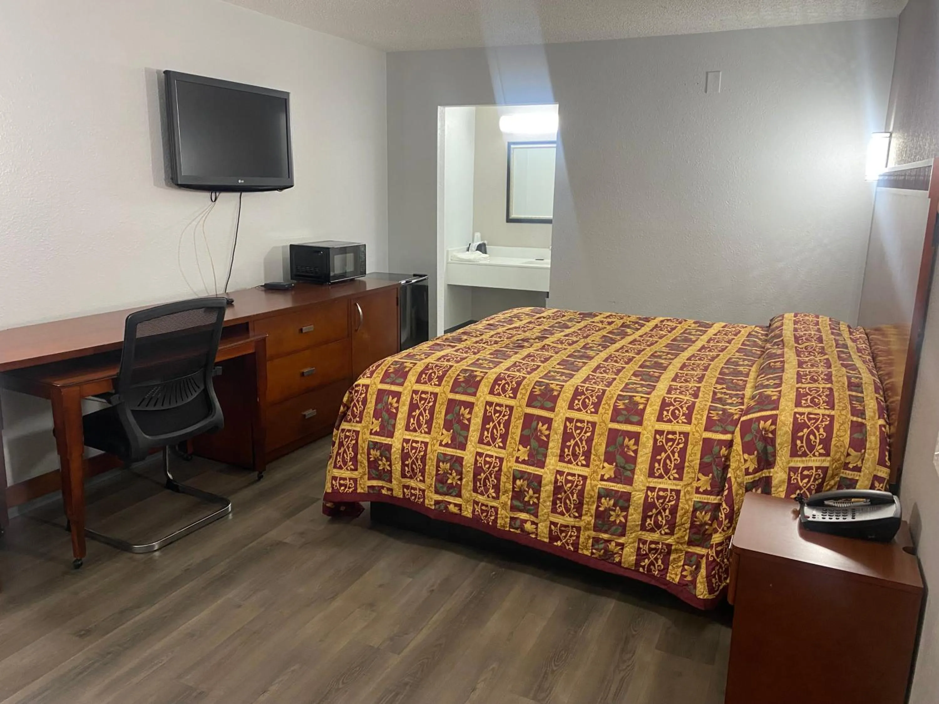 Photo of the whole room, Bed in American Inn and Suites - Atlanta Airport Jonesboro I-75