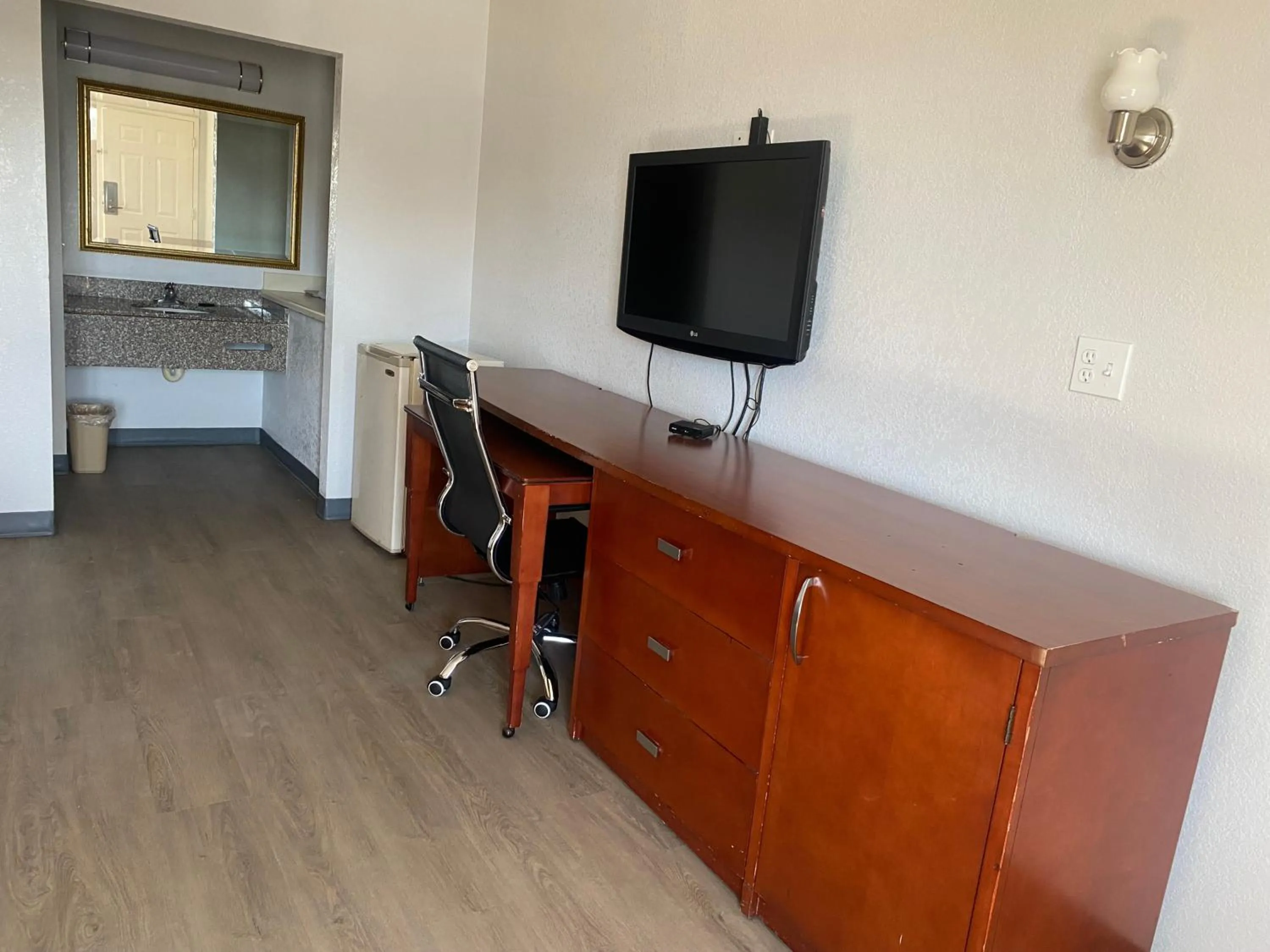 TV and multimedia in American Inn and Suites - Atlanta Airport Jonesboro I-75