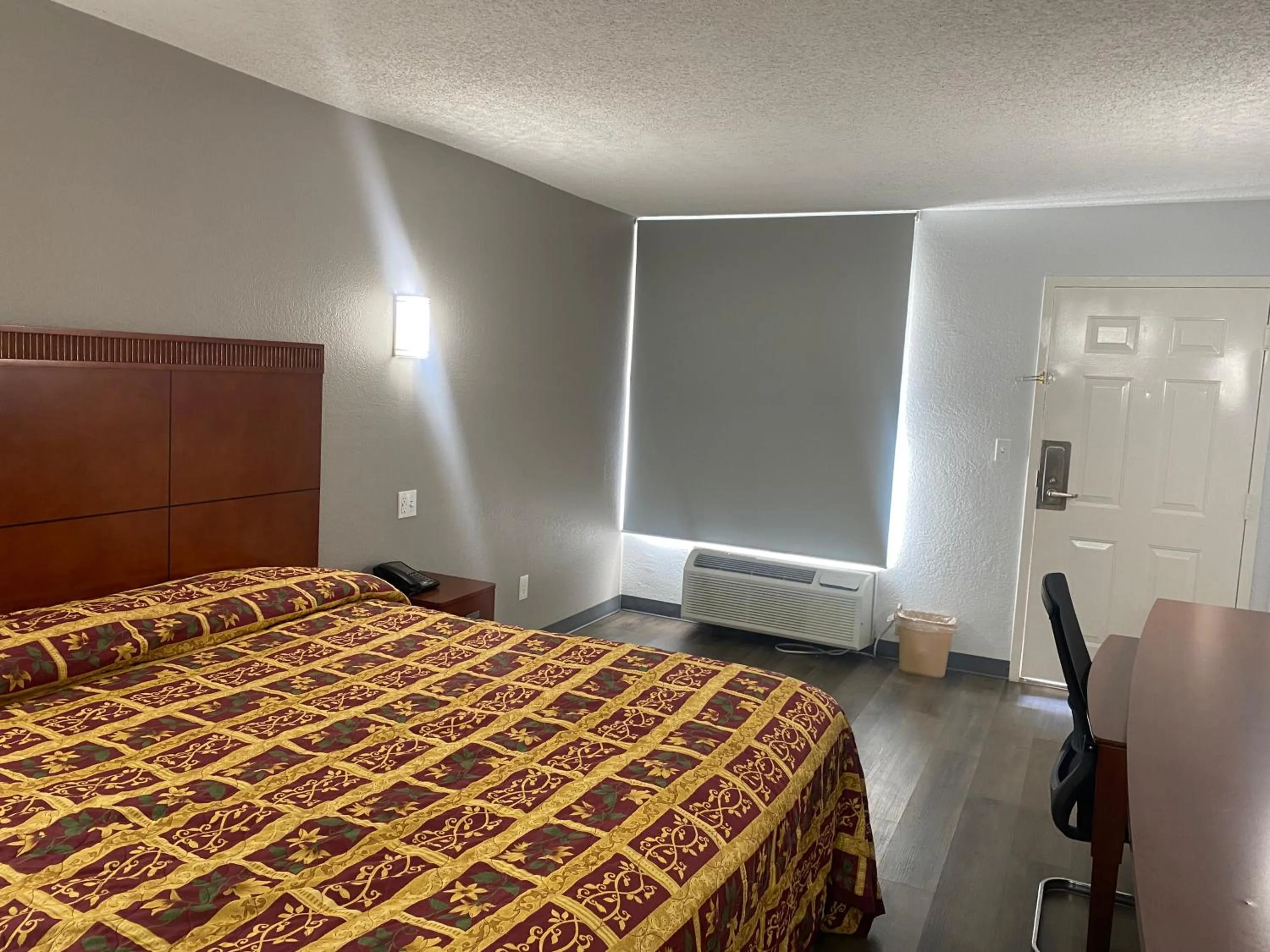 Photo of the whole room, Bed in American Inn and Suites - Atlanta Airport Jonesboro I-75