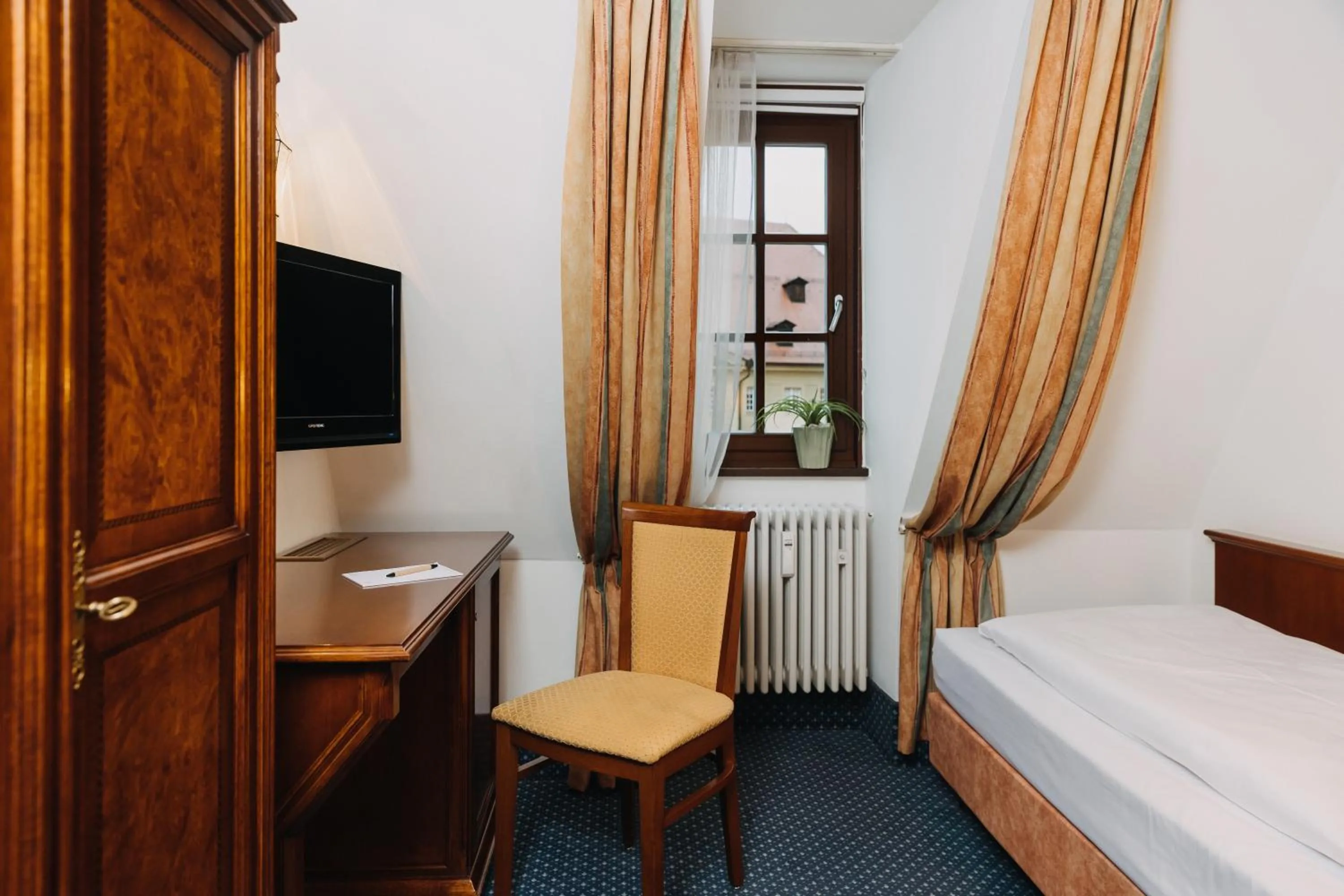 Communal lounge/ TV room, Bed in Altstadthotel Arch