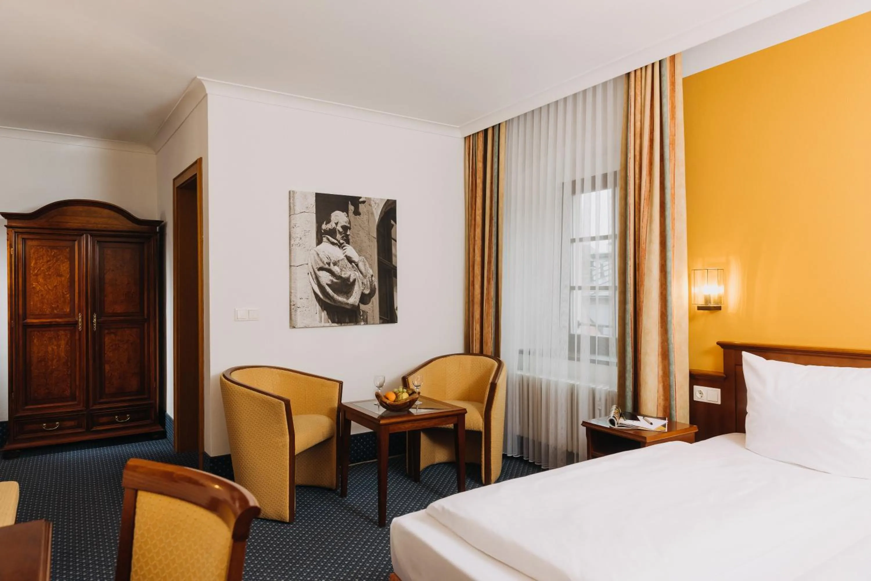 Seating area, Bed in Altstadthotel Arch