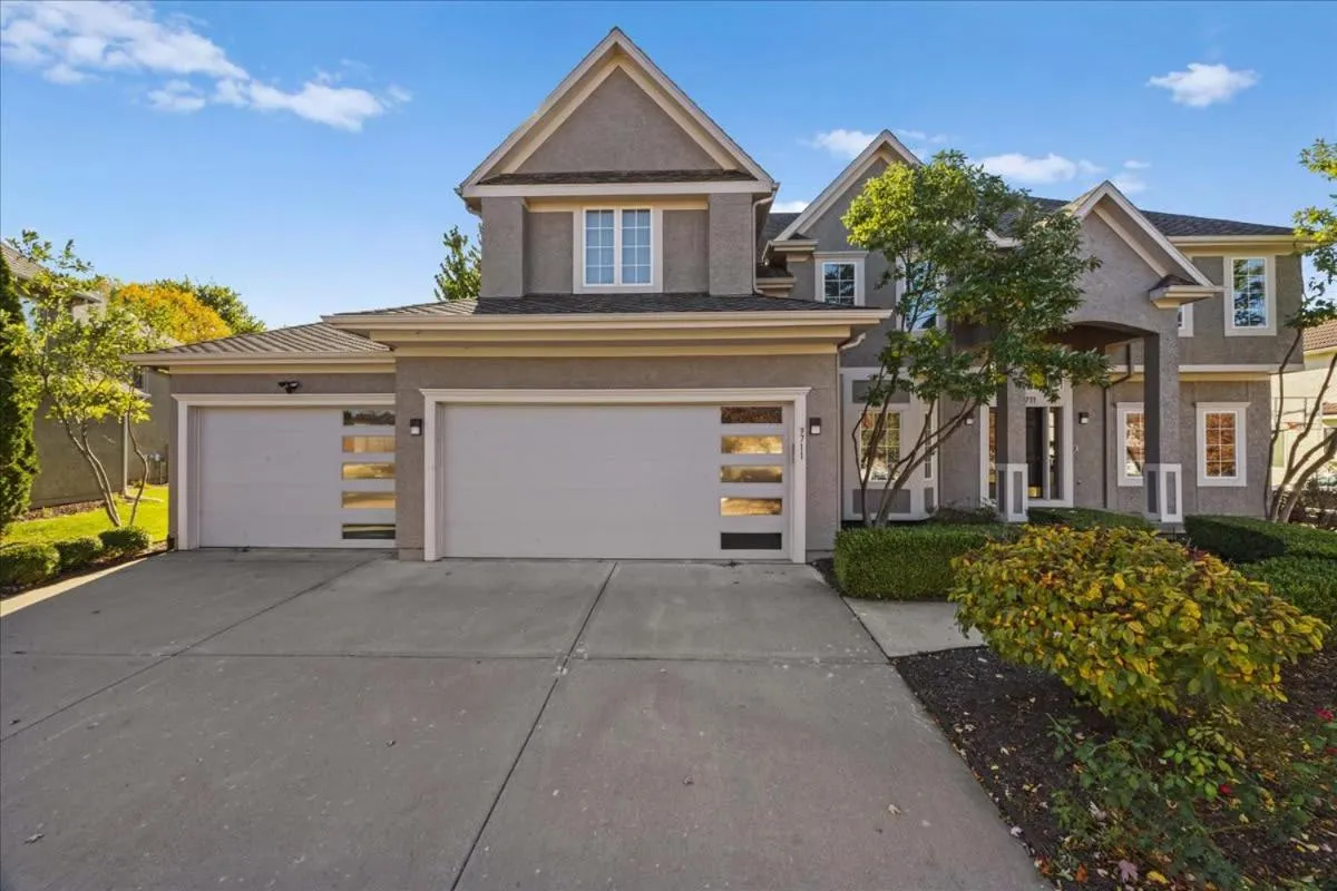 Beautiful relaxing private villa next to a pond smart home and Traeger Grill