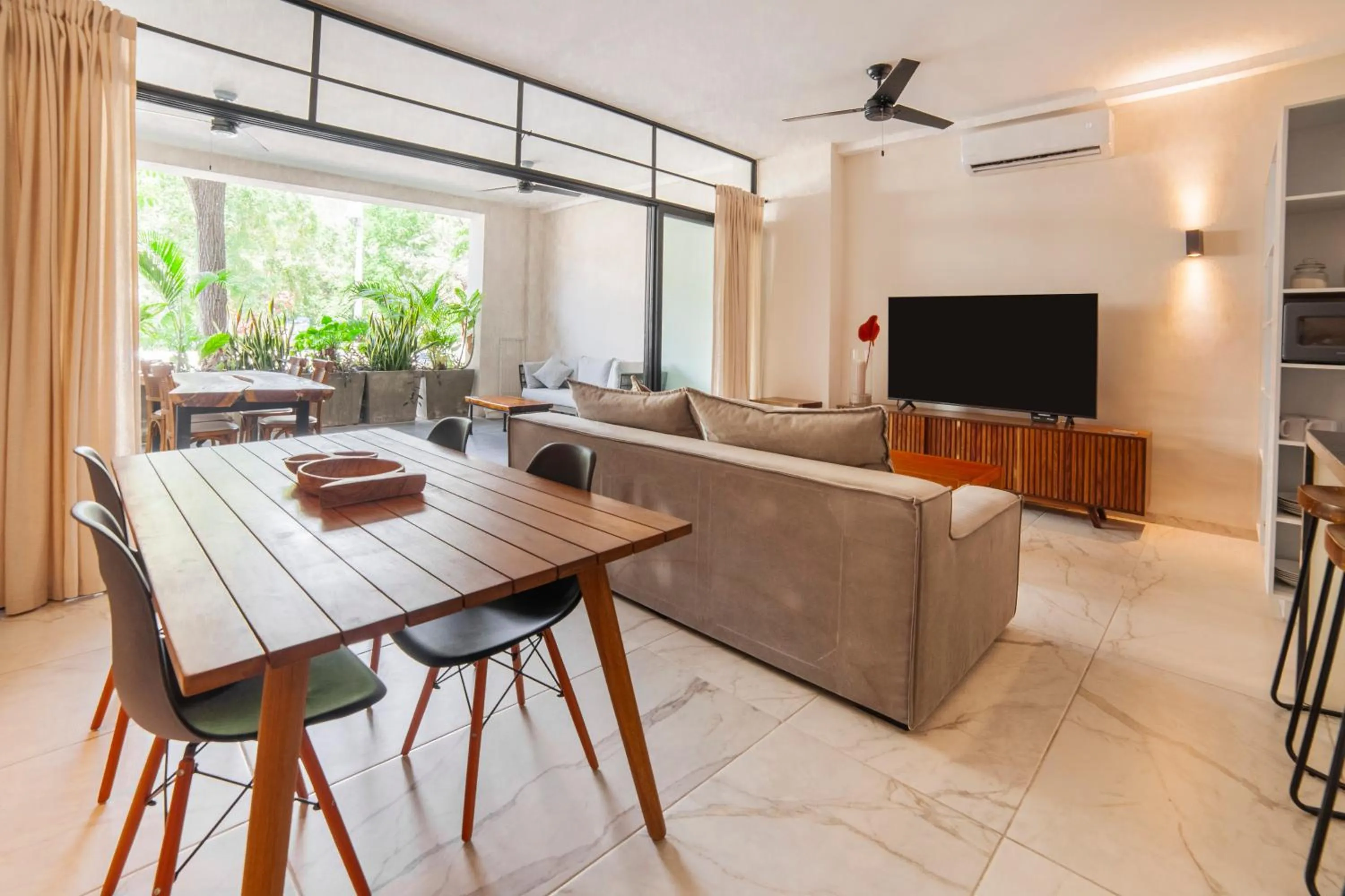 Communal lounge/ TV room in HOTEL BIULÚ