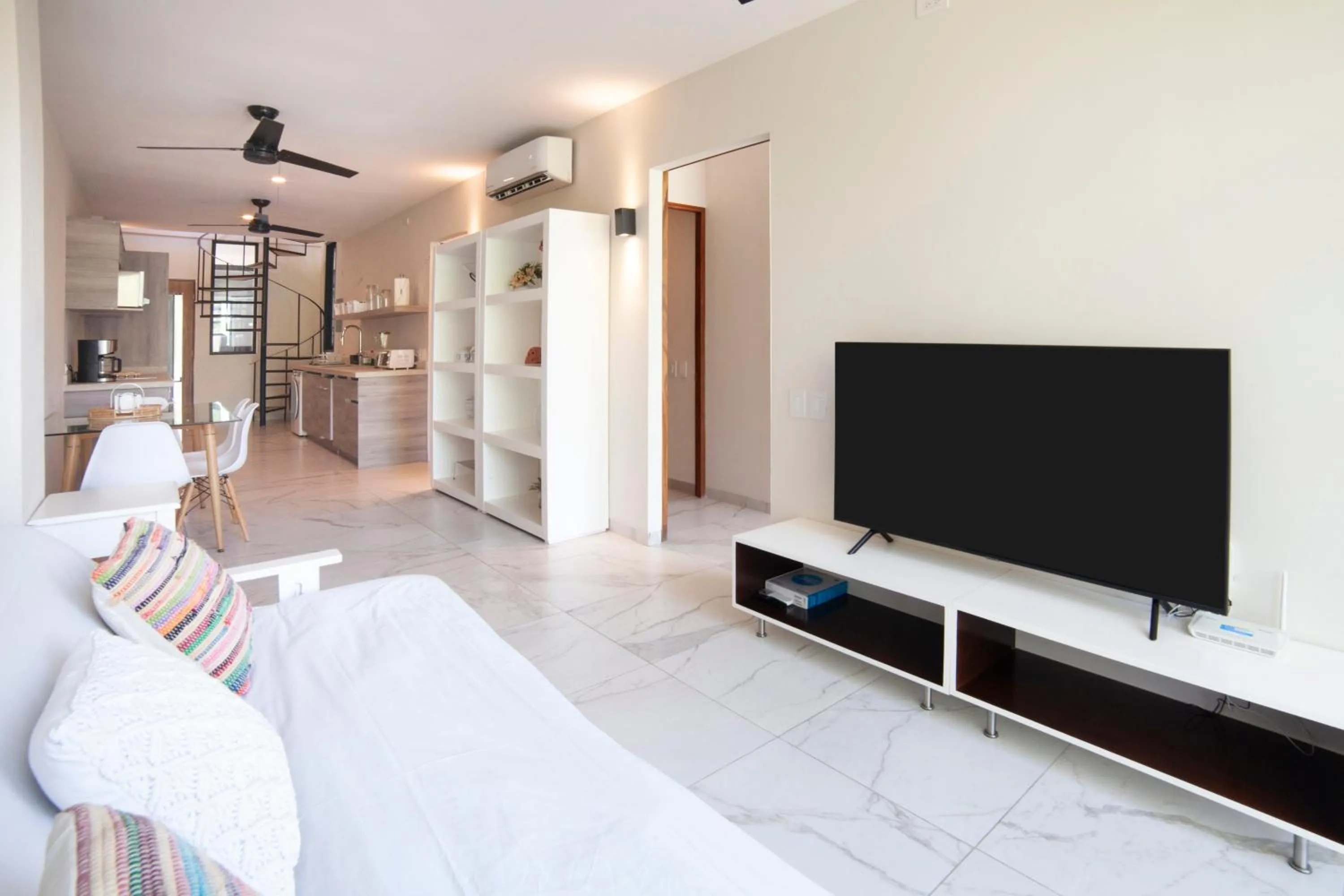 Communal lounge/ TV room in HOTEL BIULÚ