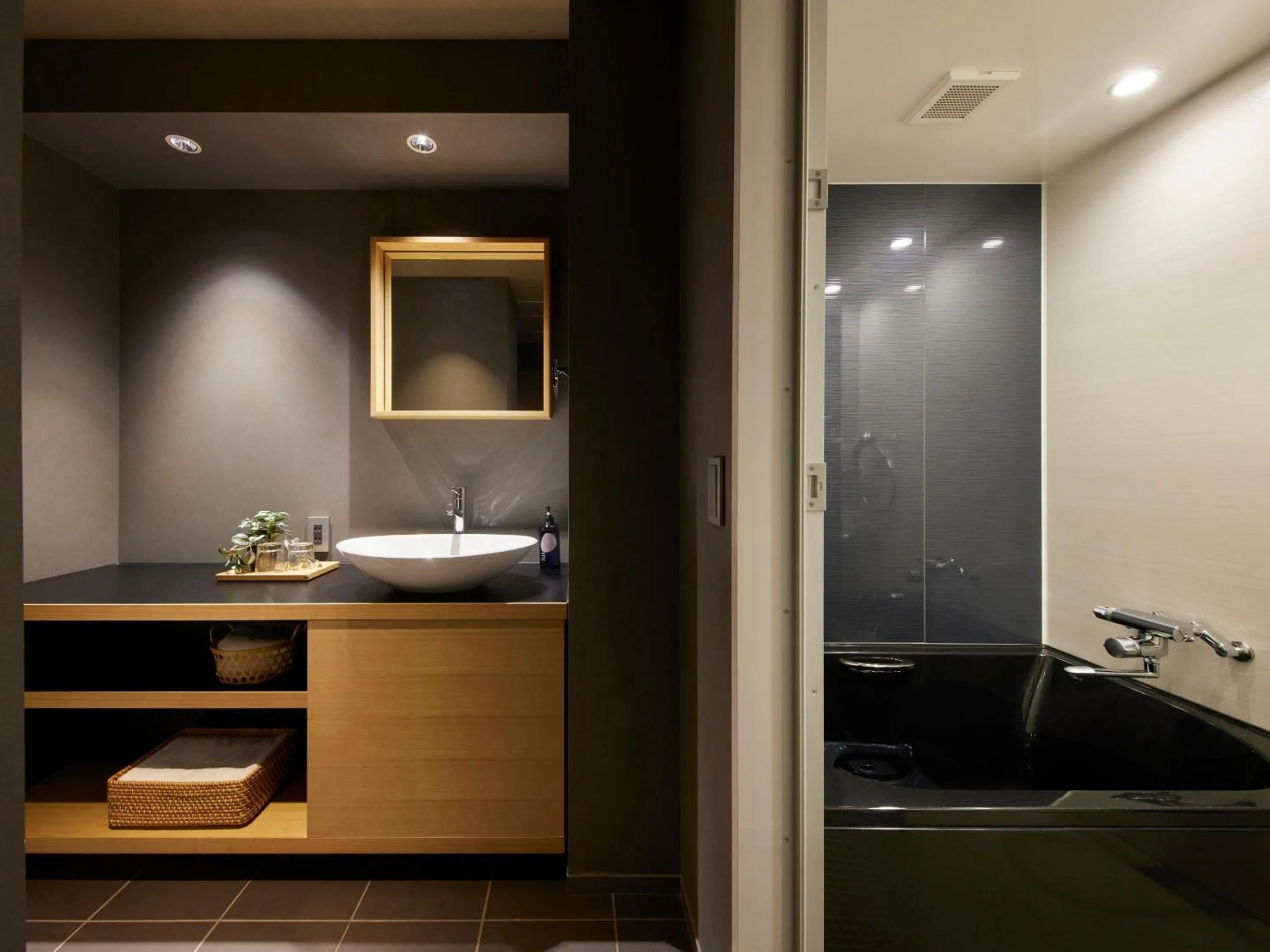 Shower in Minn Nijo-jo