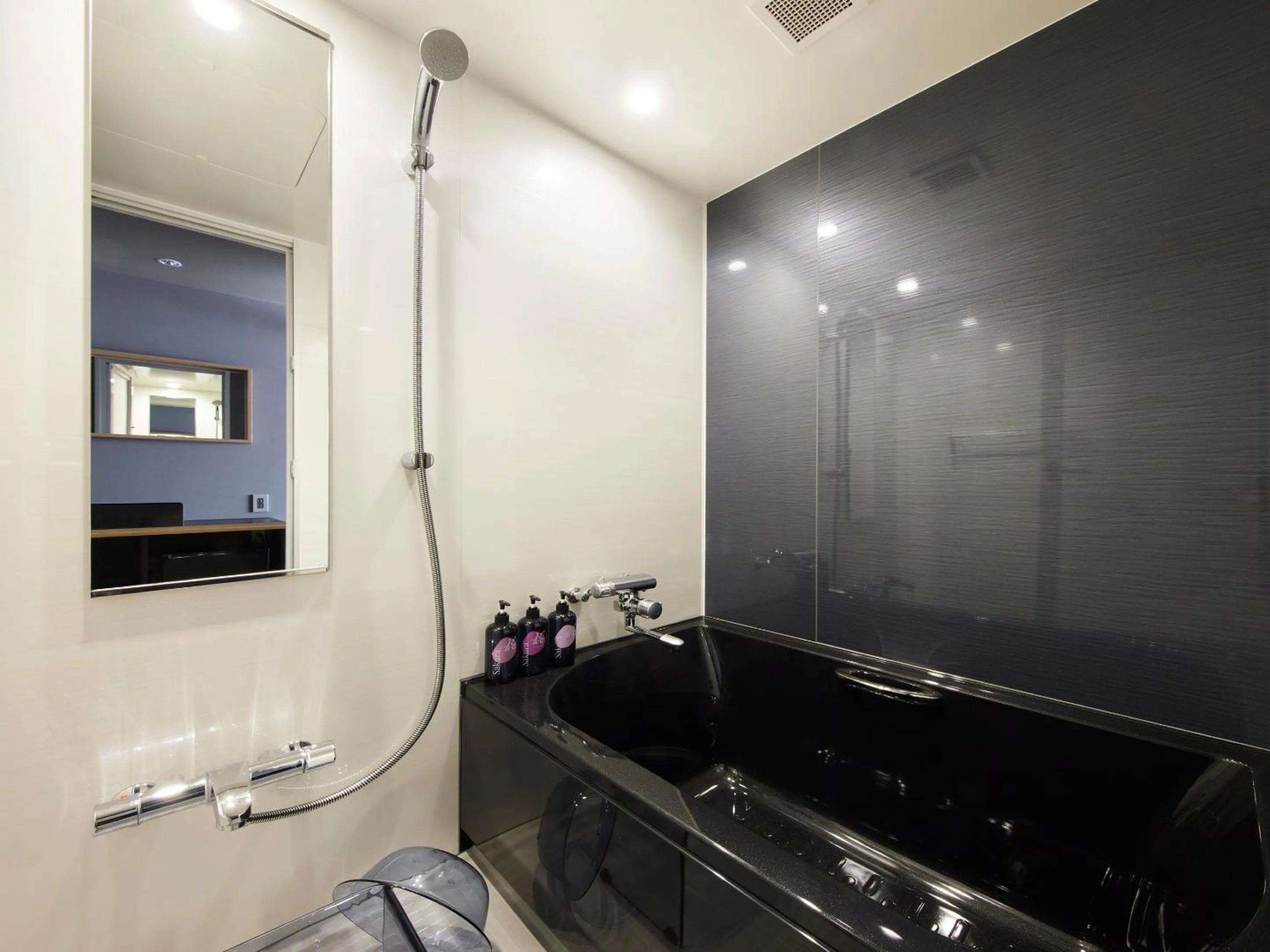 Shower in Minn Nijo-jo