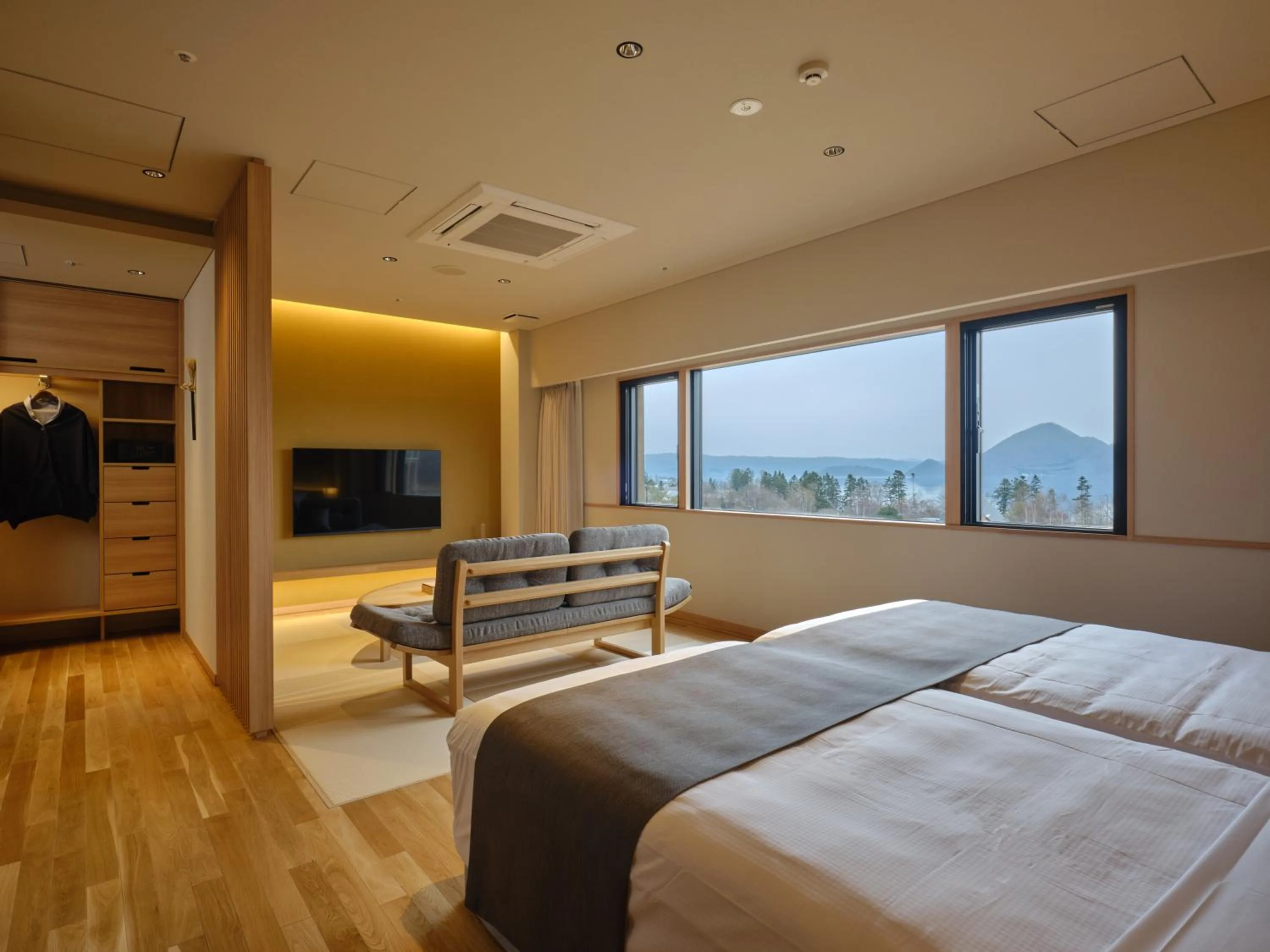 Photo of the whole room, Bed in Lake Toya Tsuruga Resort HIKARINOUTA