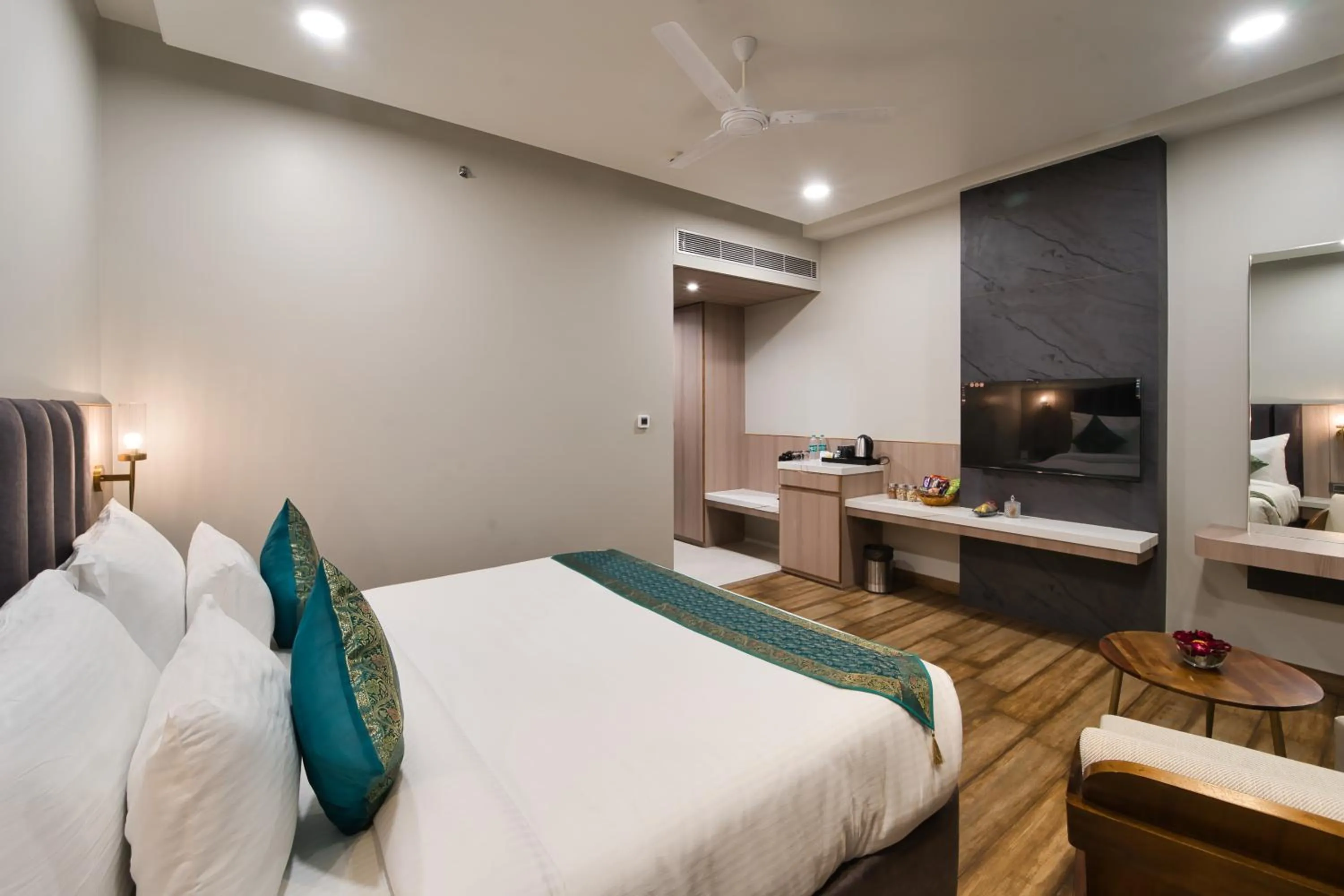 Photo of the whole room, Bed in Sterling Pushkar