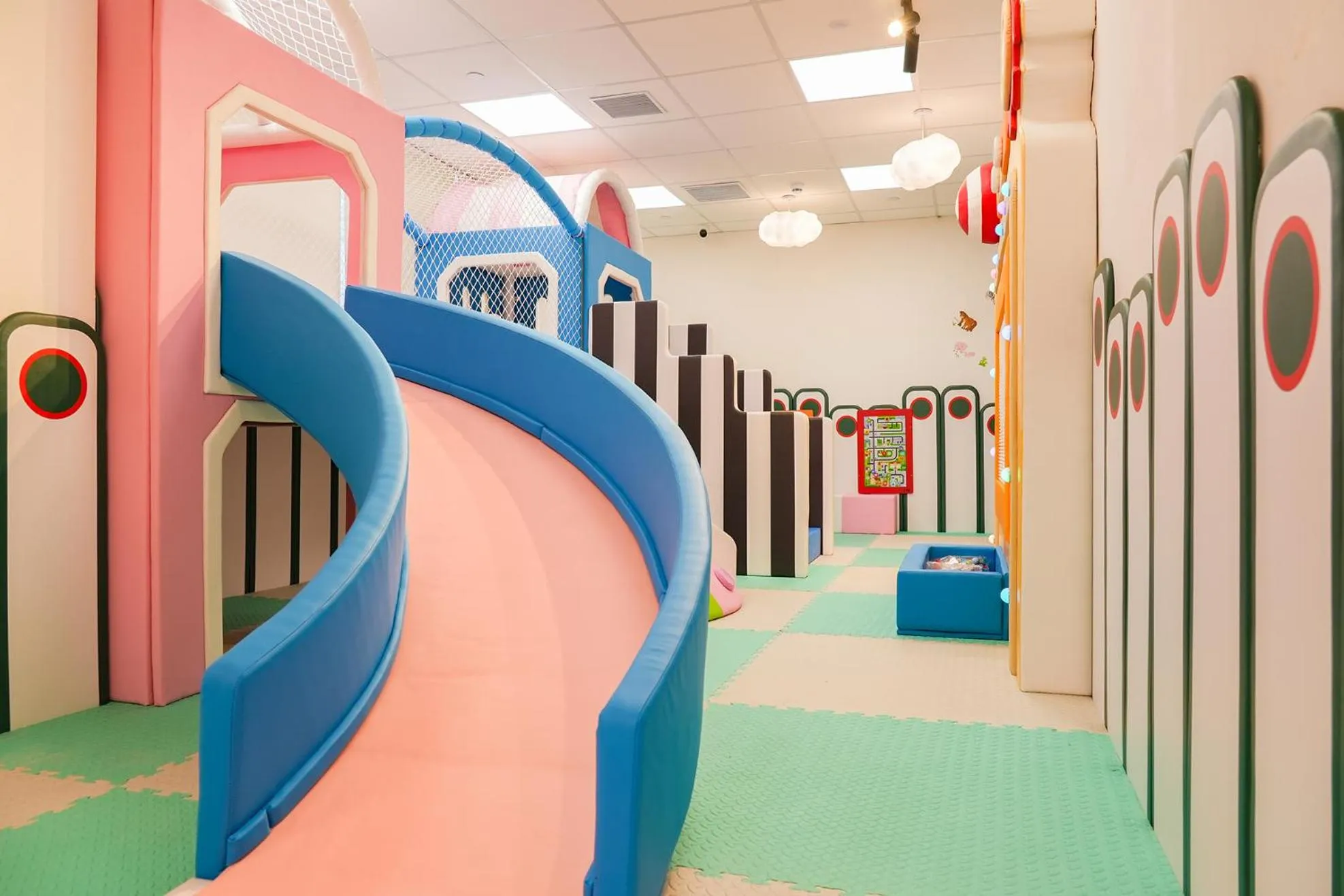 Children play ground in Wyndham Guangzhou Baiyun Mountain