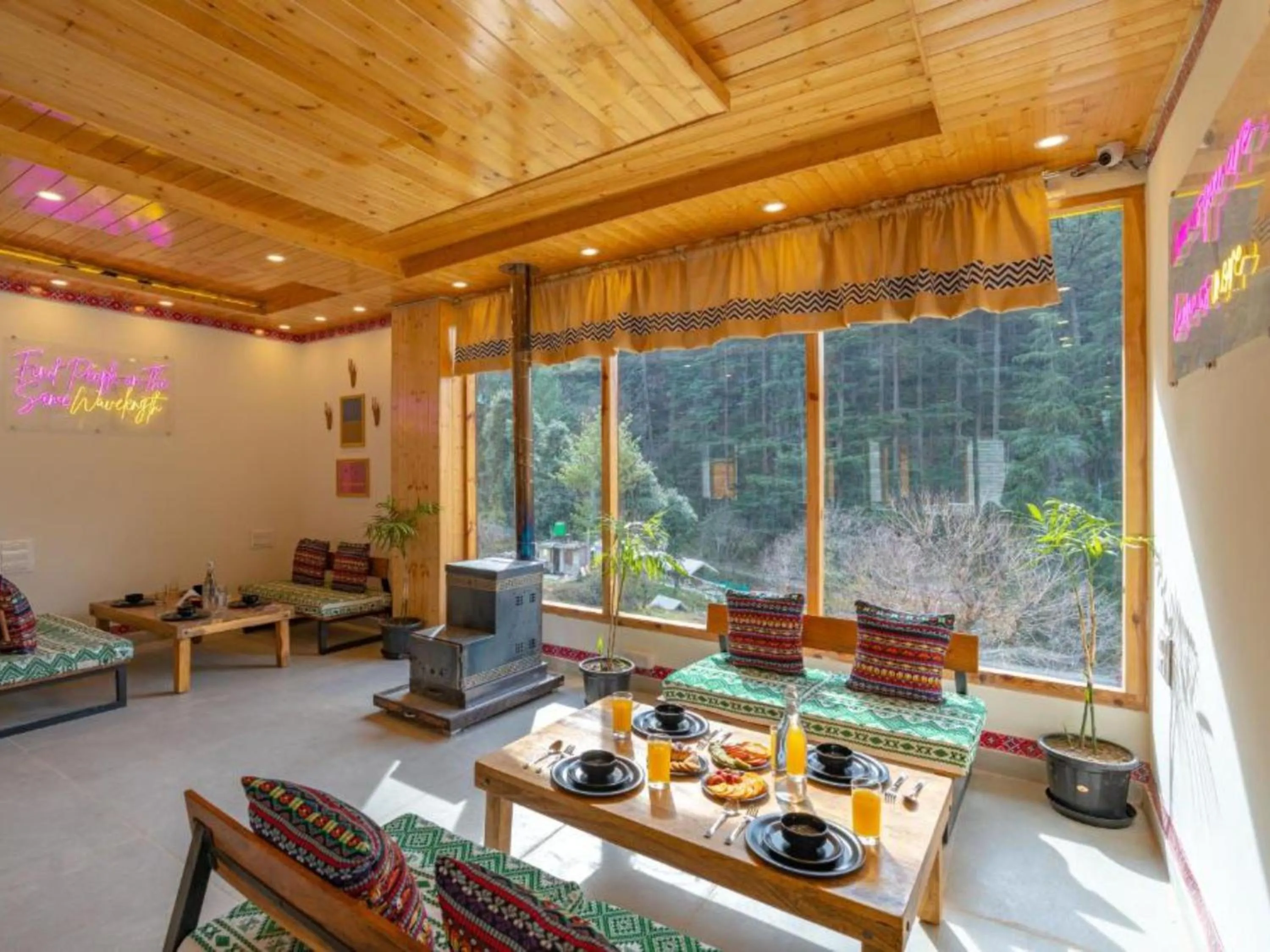 Living room in The Hosteller Kasol, Parvati Valley