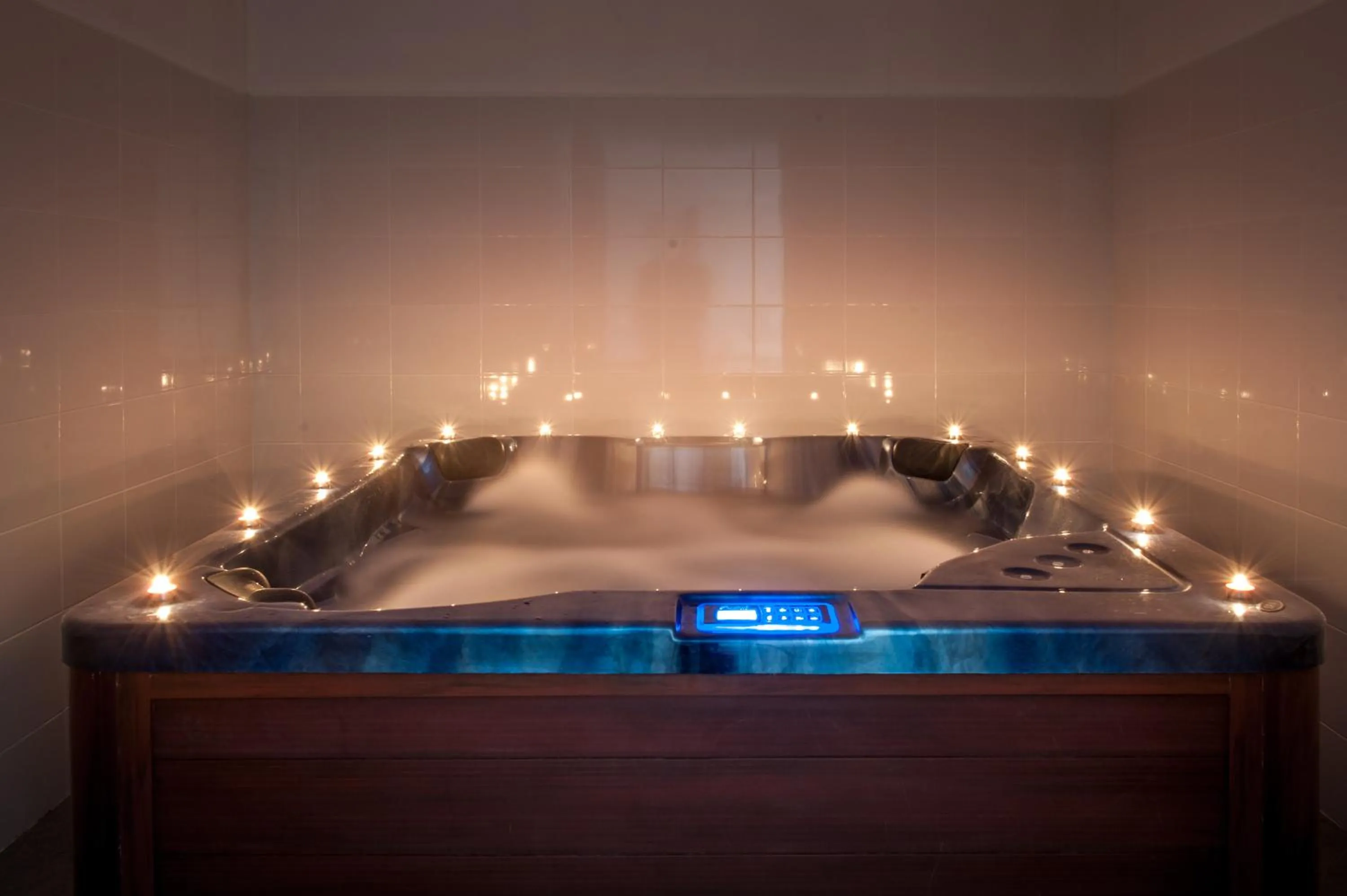 Hot Tub, Bed in Парк хотел Кюстендил