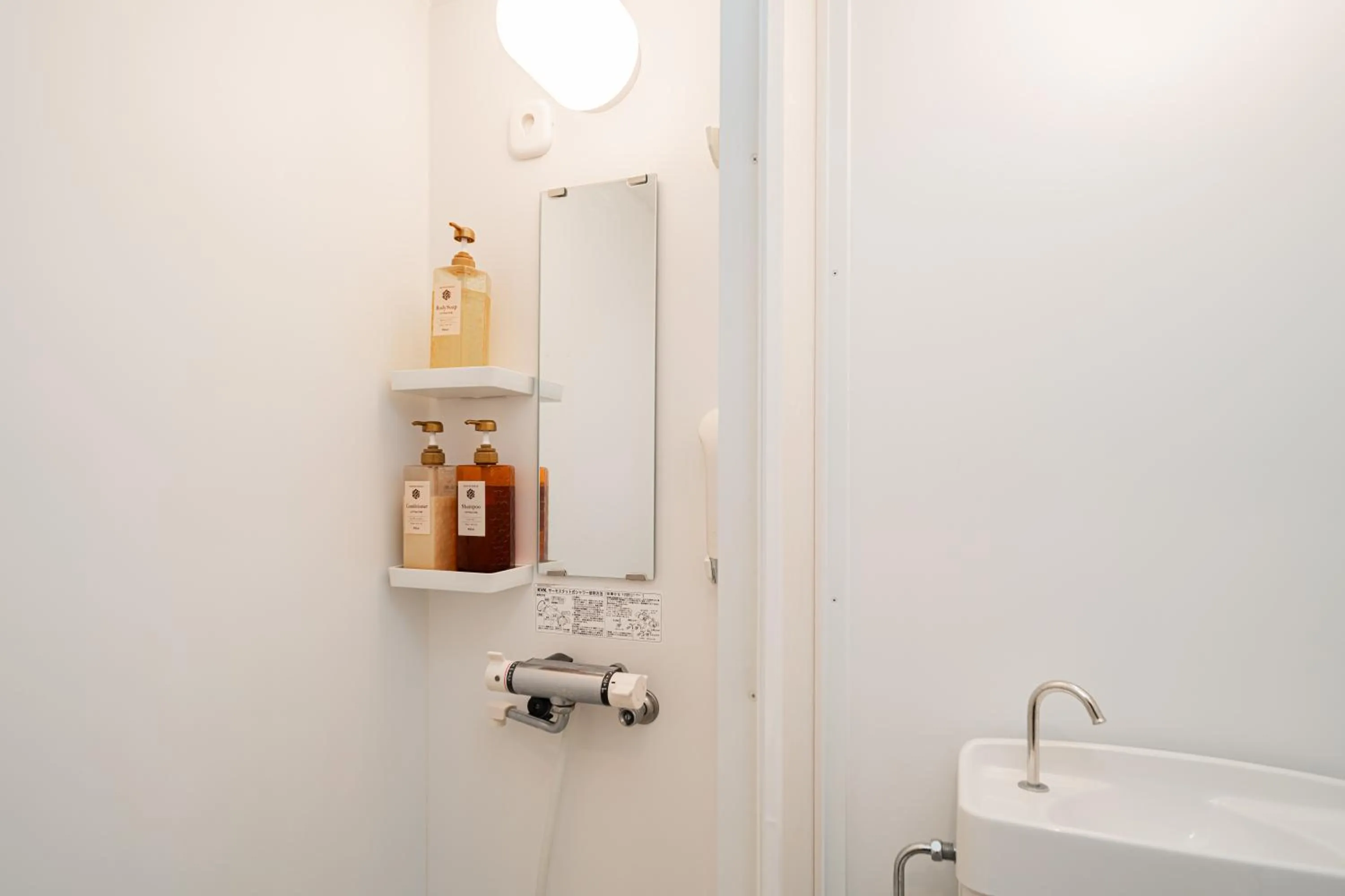 Shower in Serorin Light Hotel Tokyo