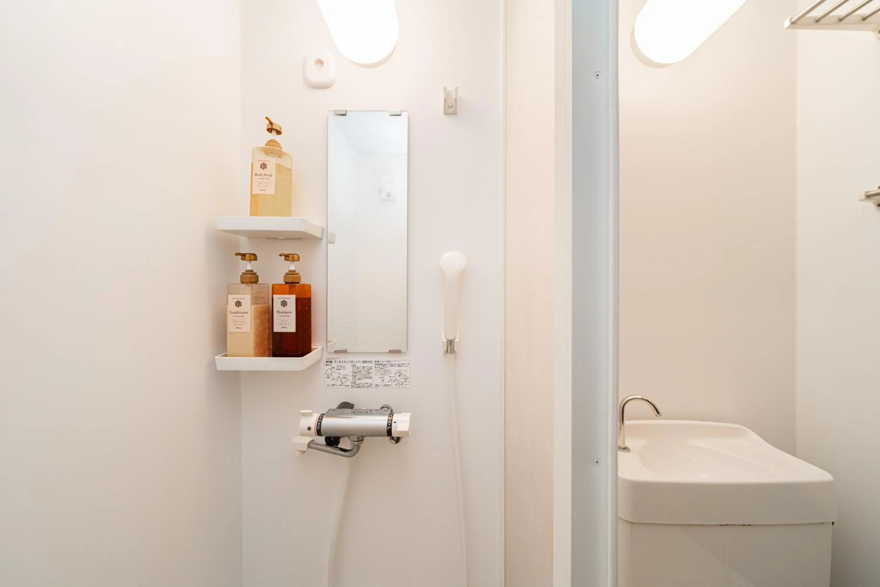 Shower in Serorin Light Hotel Tokyo