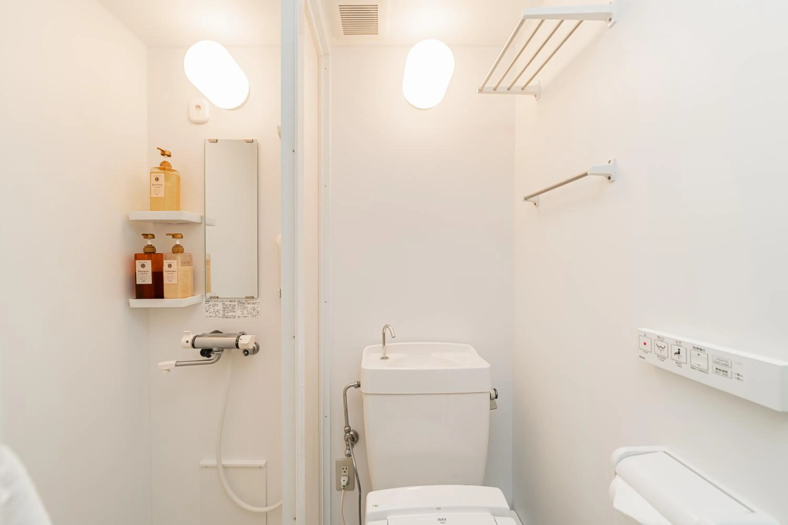 Shower in Serorin Light Hotel Tokyo