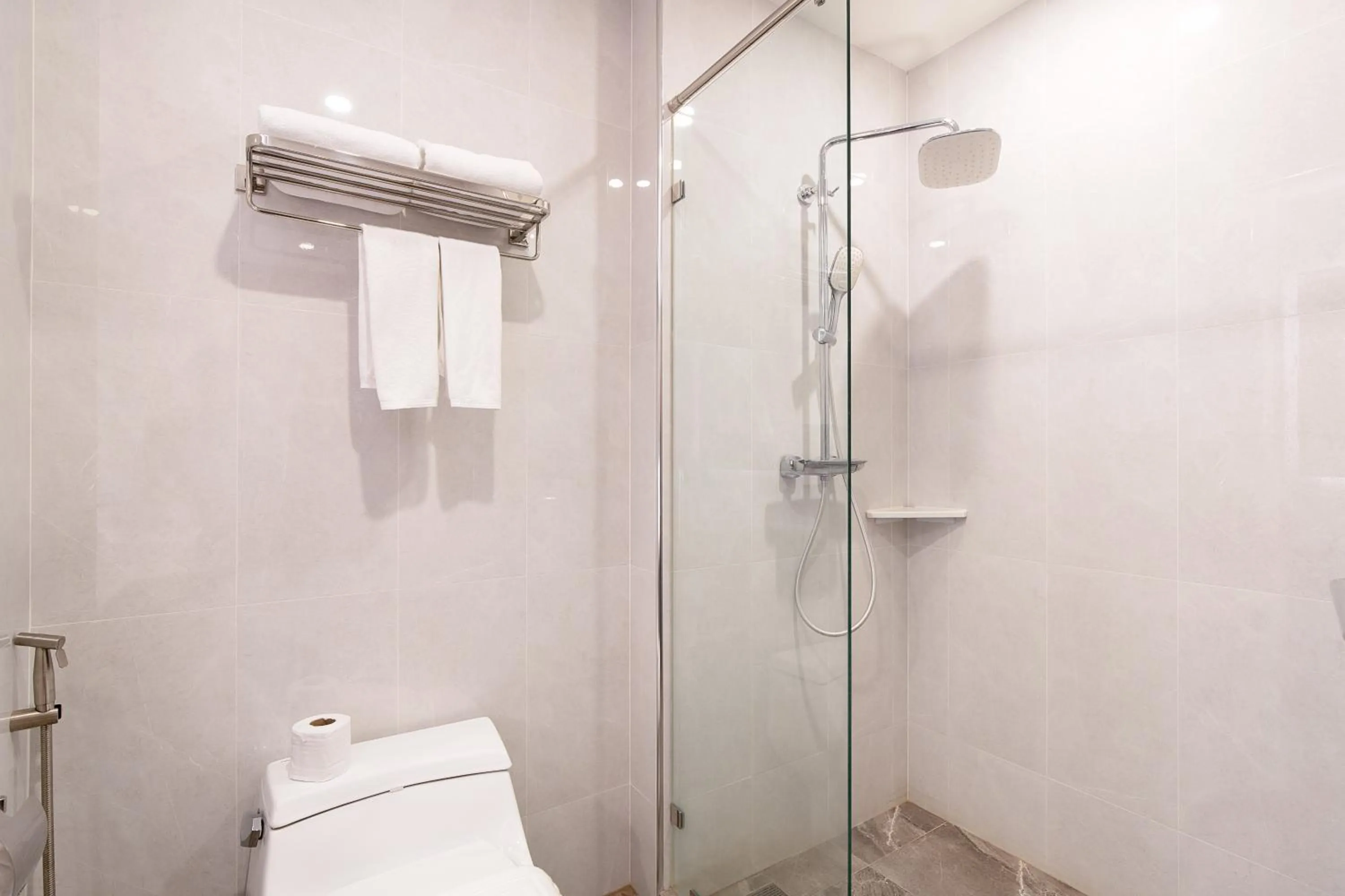 Shower in Crystal Srivaree Suvarnabhumi Hotel